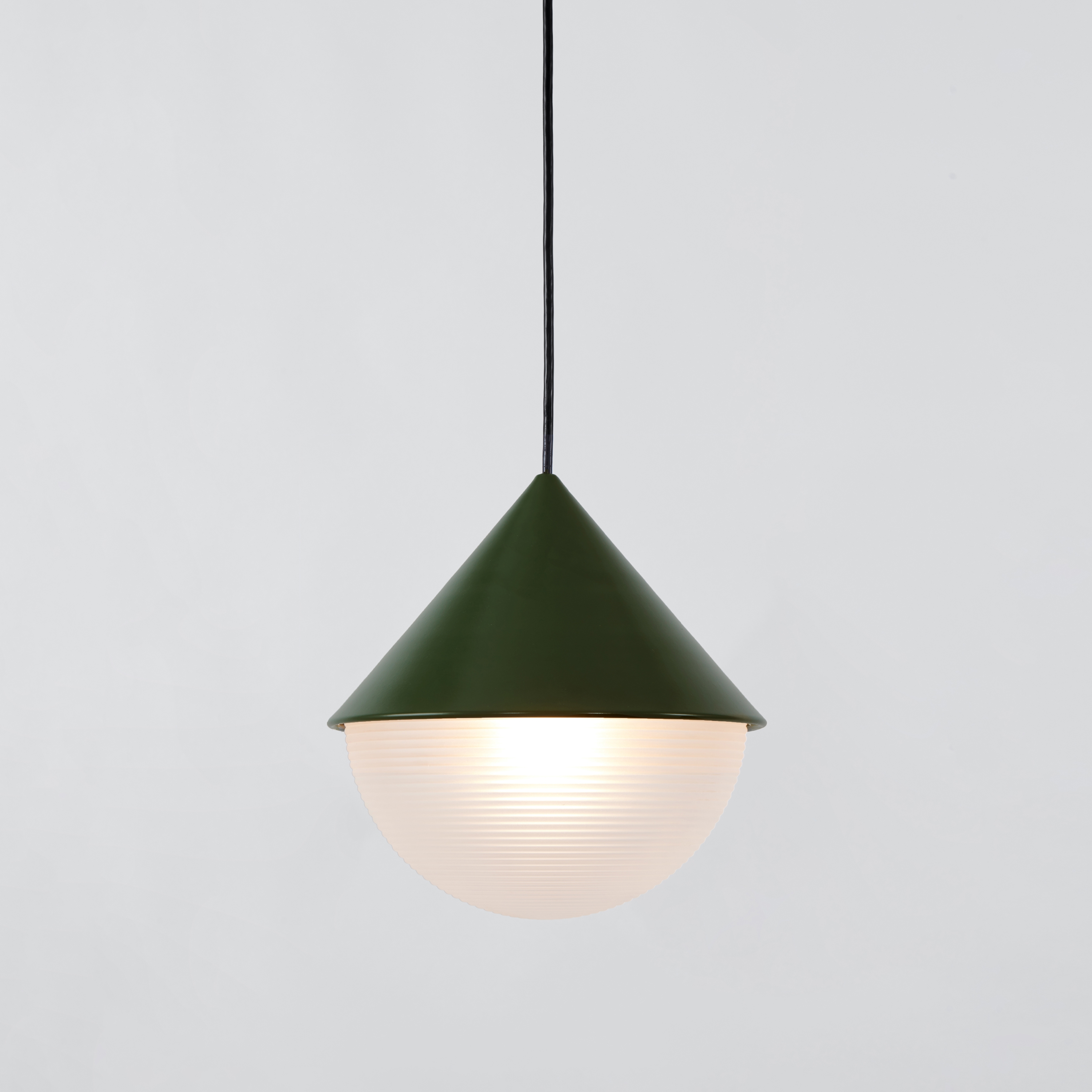 Mostrar el producto Half & Half Pendant - Hemisphere (Green) del fabricante Roll & Hill