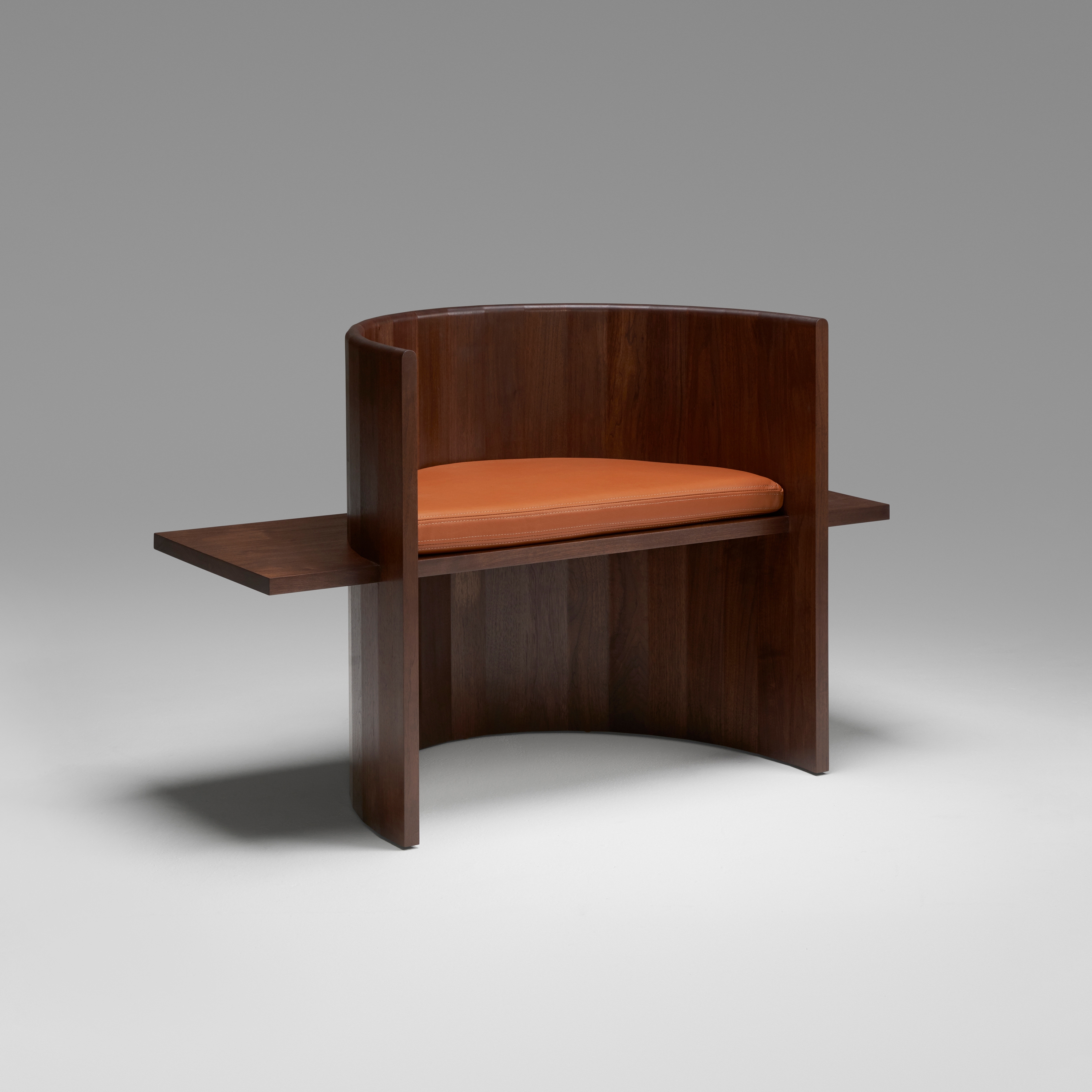 Produkt Sit, Set Chair (Black Walnut, Caramel Leather) des Herstellers Roll & Hill anzeigen