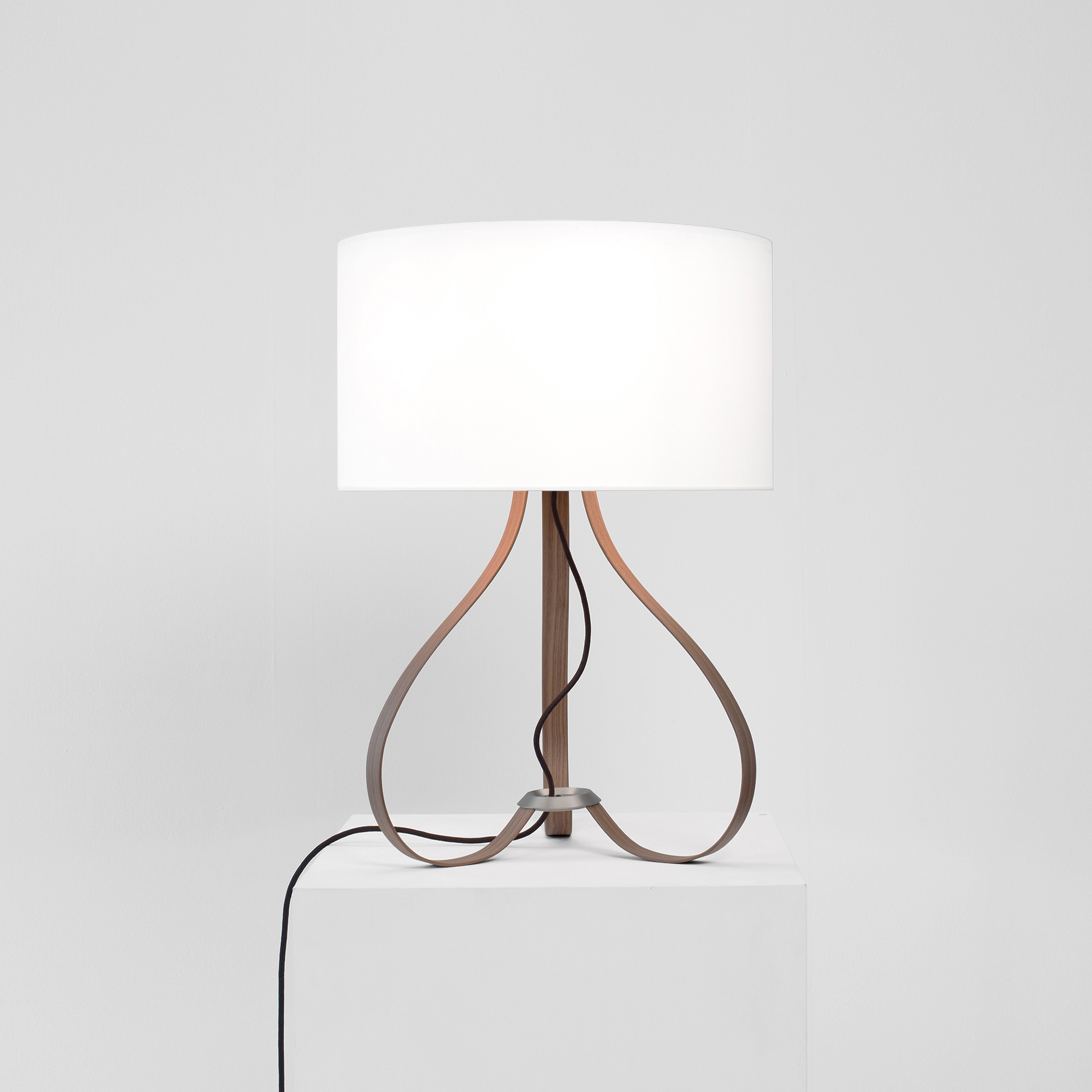 Yun table lamp Wallnuss