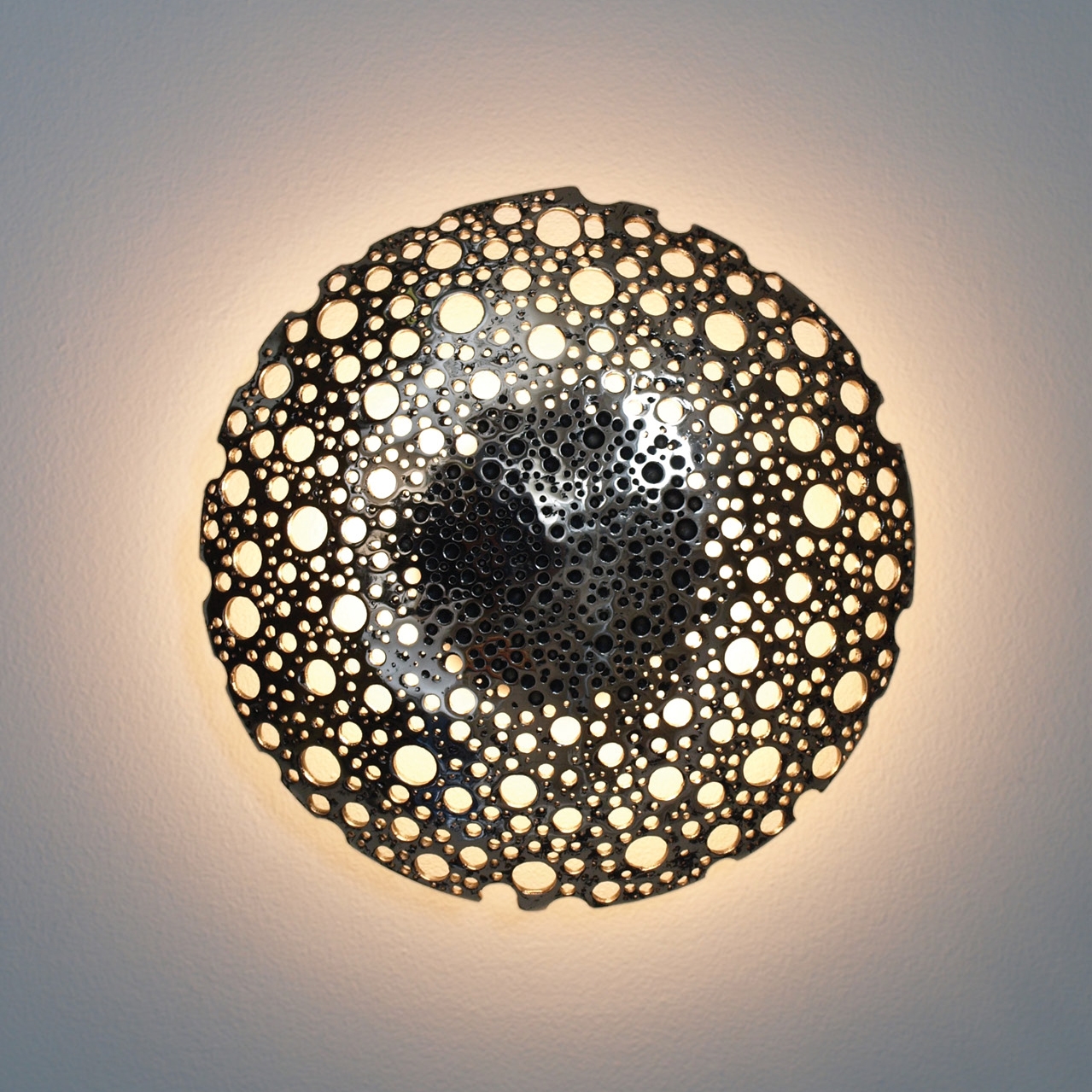 Afficher le produit Shield Sconce du fabricant Jonathan Browning Studios