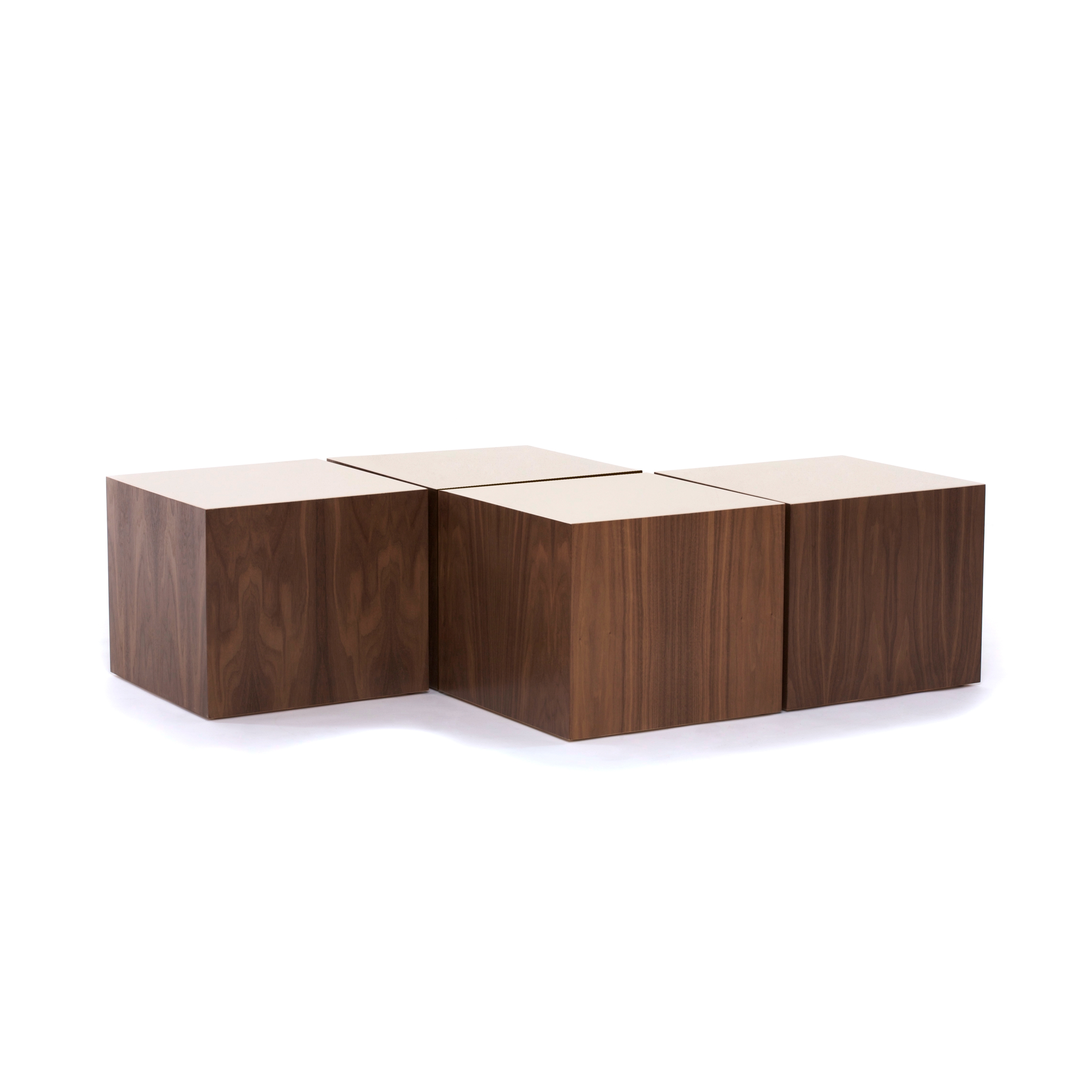 Afficher le produit Four Square Cocktail Table du fabricant Naula
