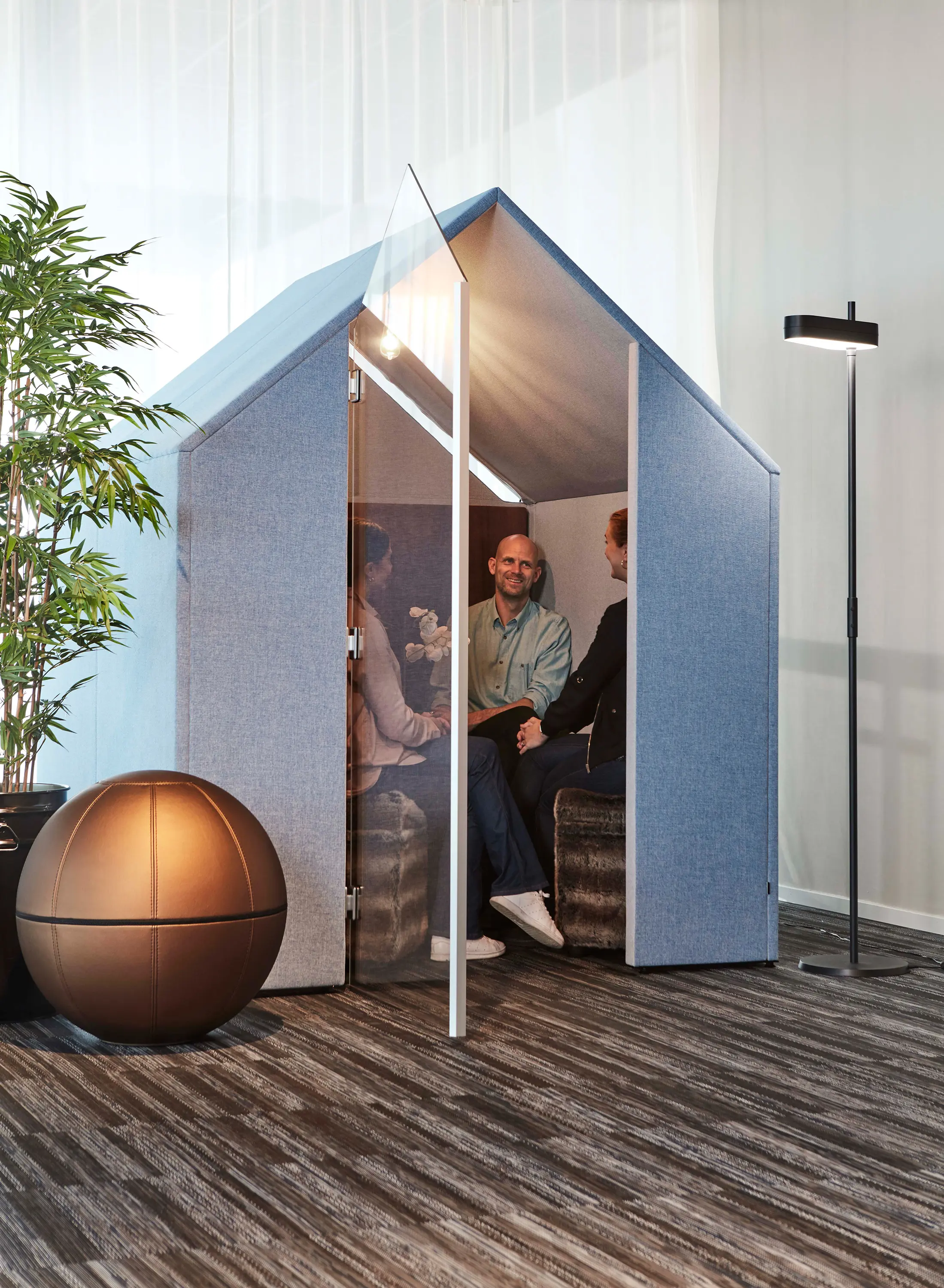 Götessons - The Hut with Front Screen And Door