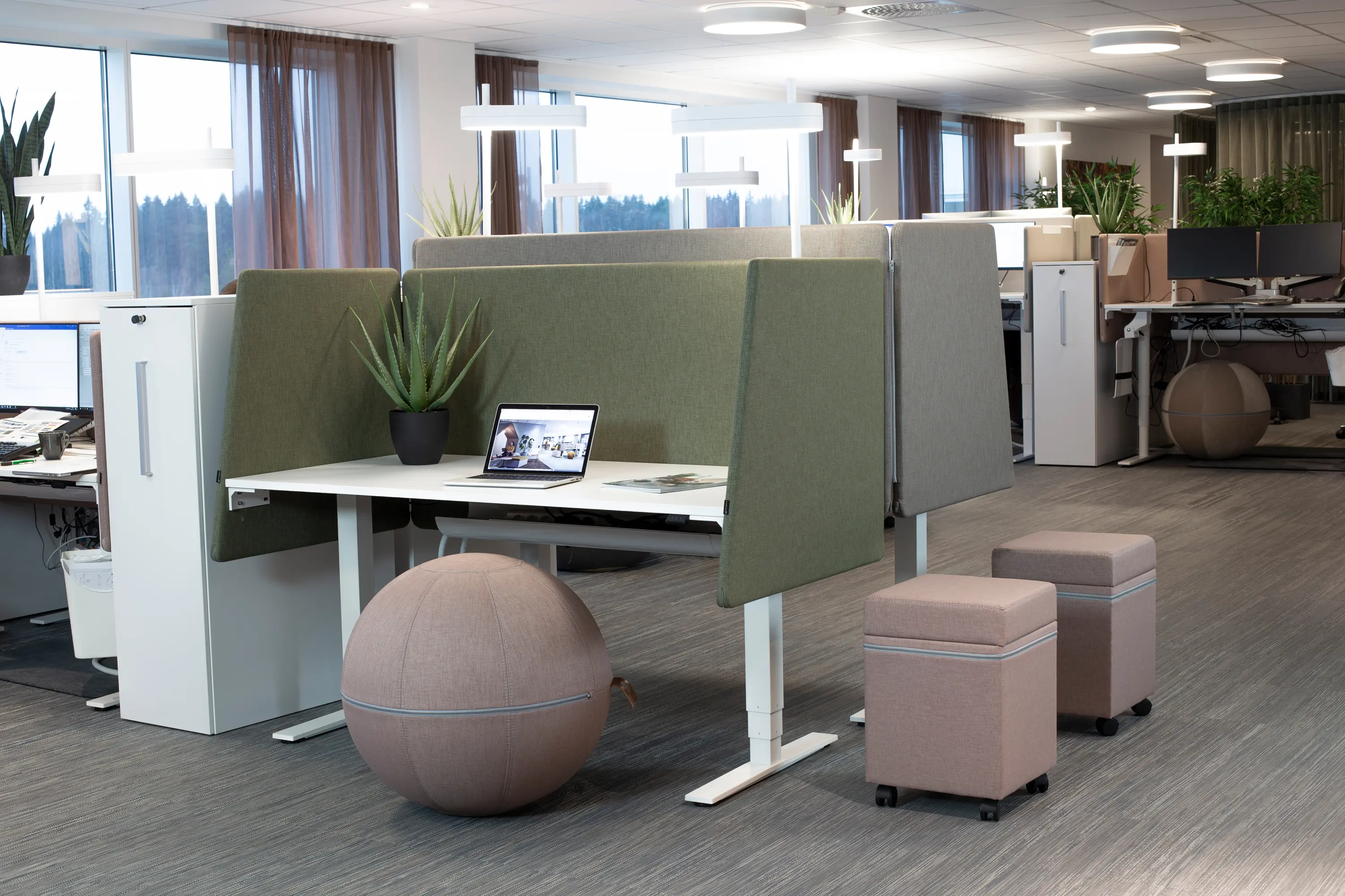 Götessons - Peak Desk Screen Booth