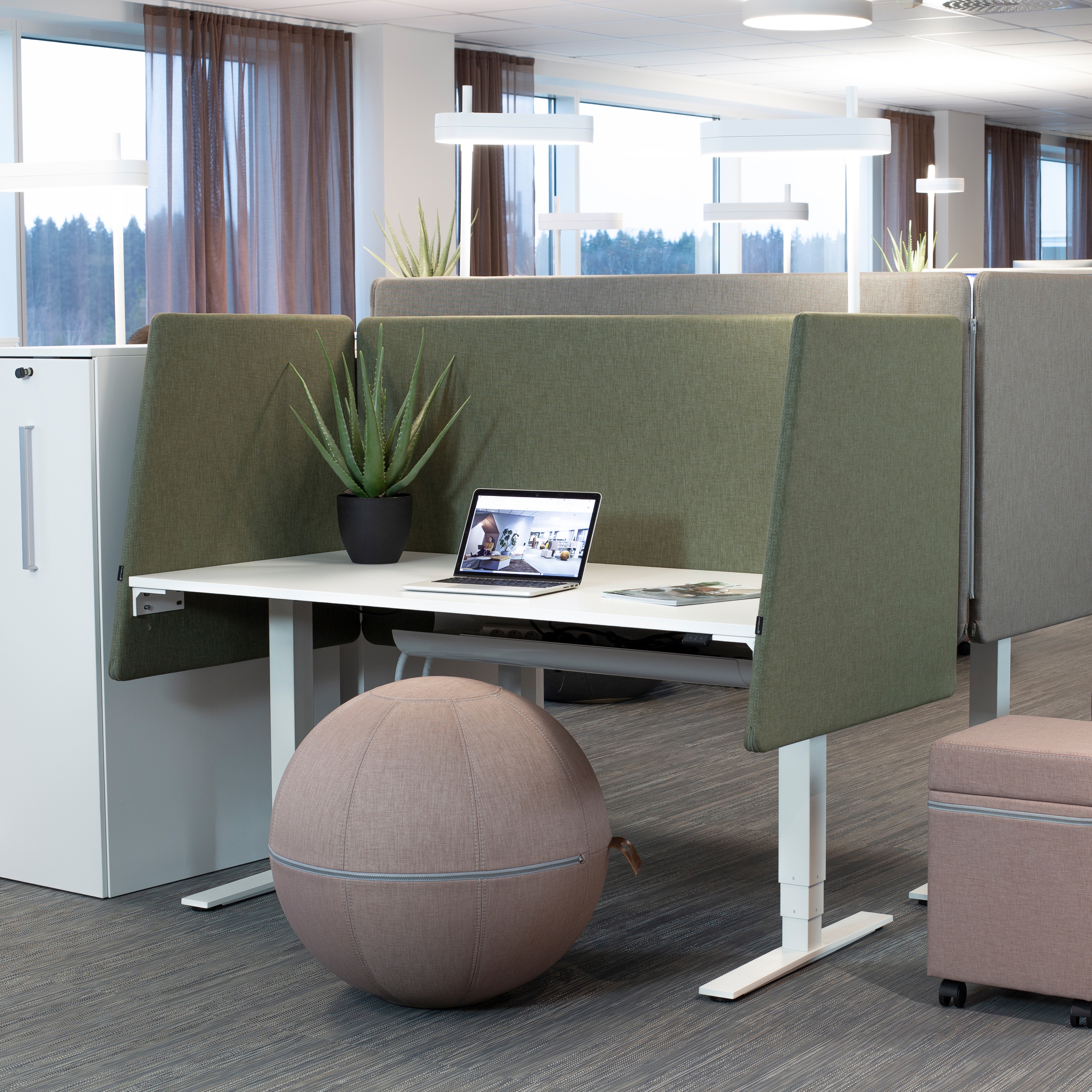 Mostra il prodotto Peak Desk Screen Booth del produttore Götessons