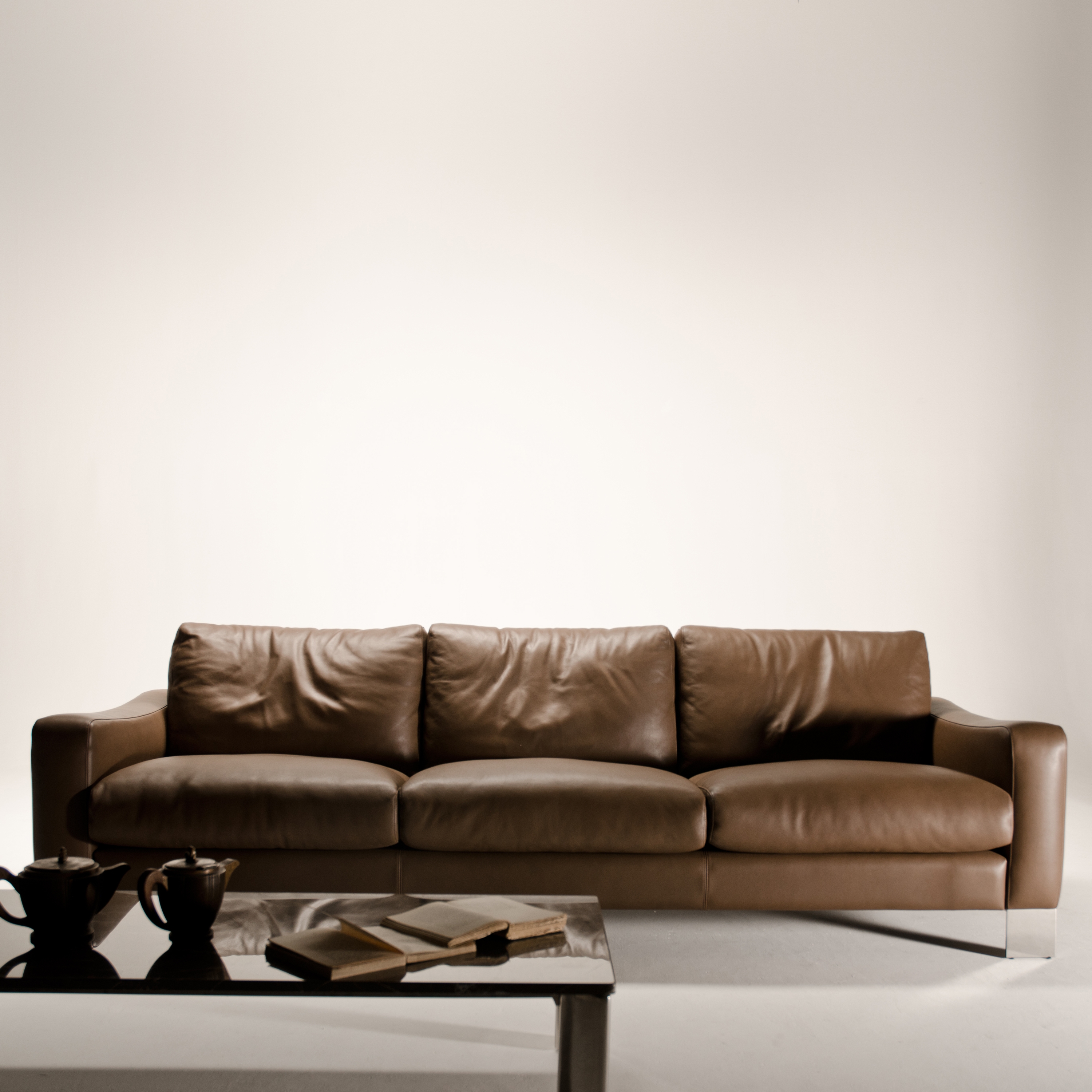 Display product Dolcemaro sofa leather from manufacturer Loop & Co
