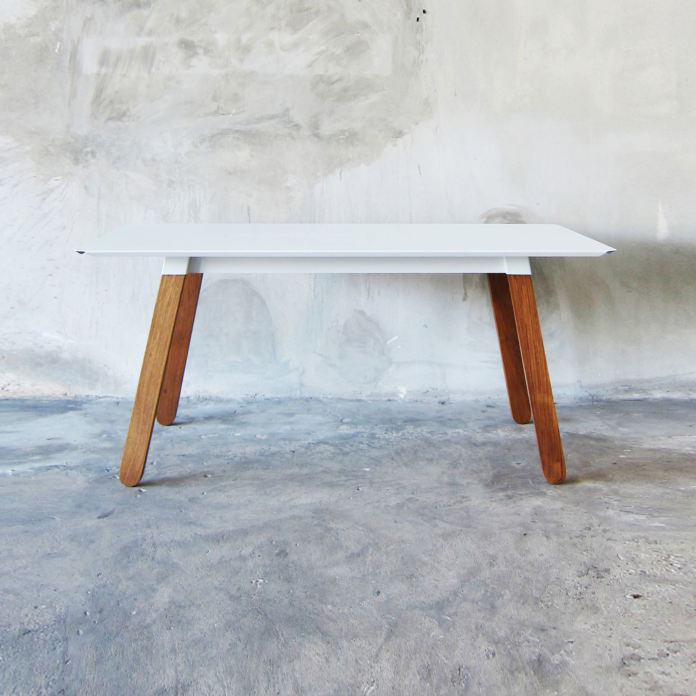 Mostrar el producto SIM STEEL Table del fabricante TAKEHOMEDESIGN