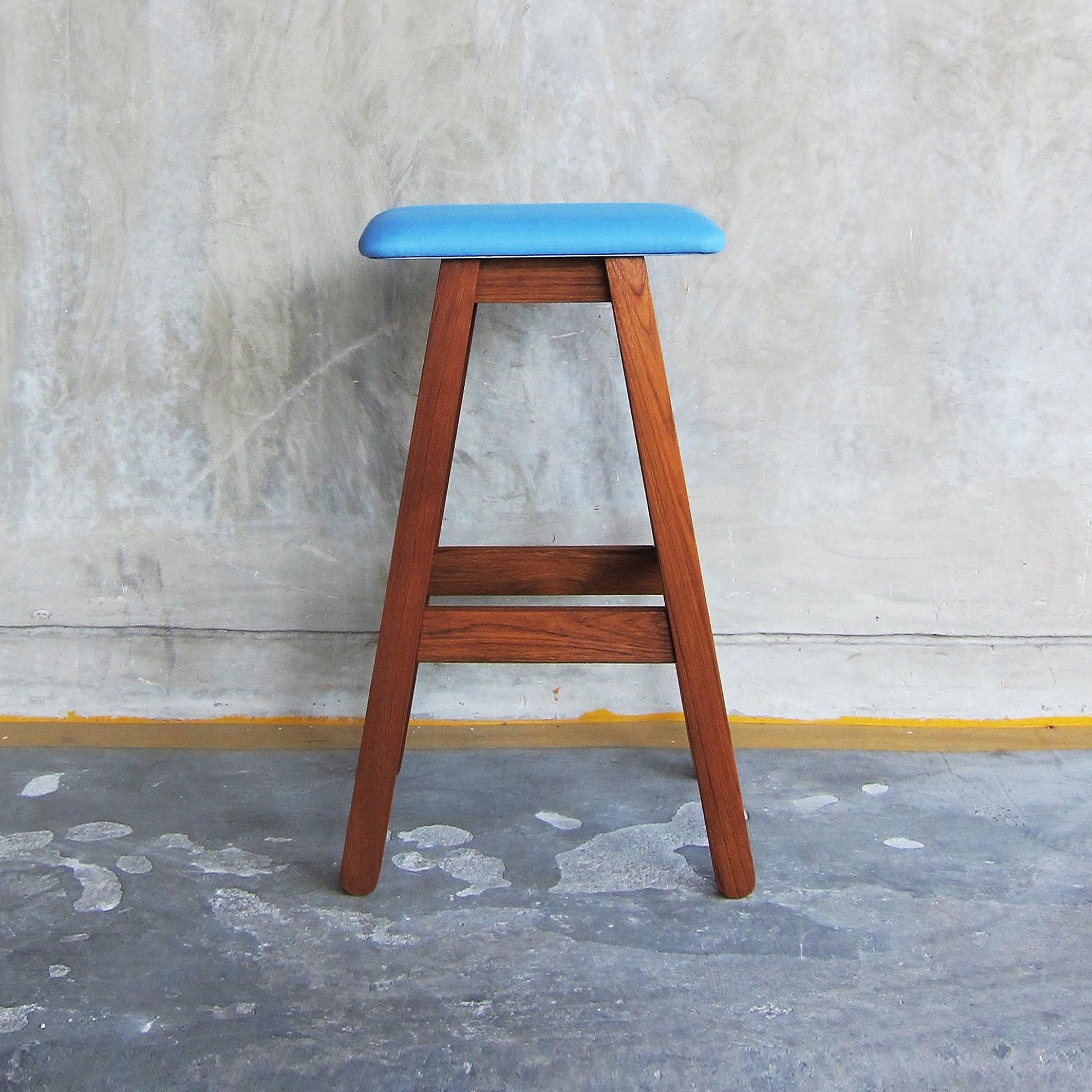 Mostra il prodotto SIM Bar Stool del produttore TAKEHOMEDESIGN