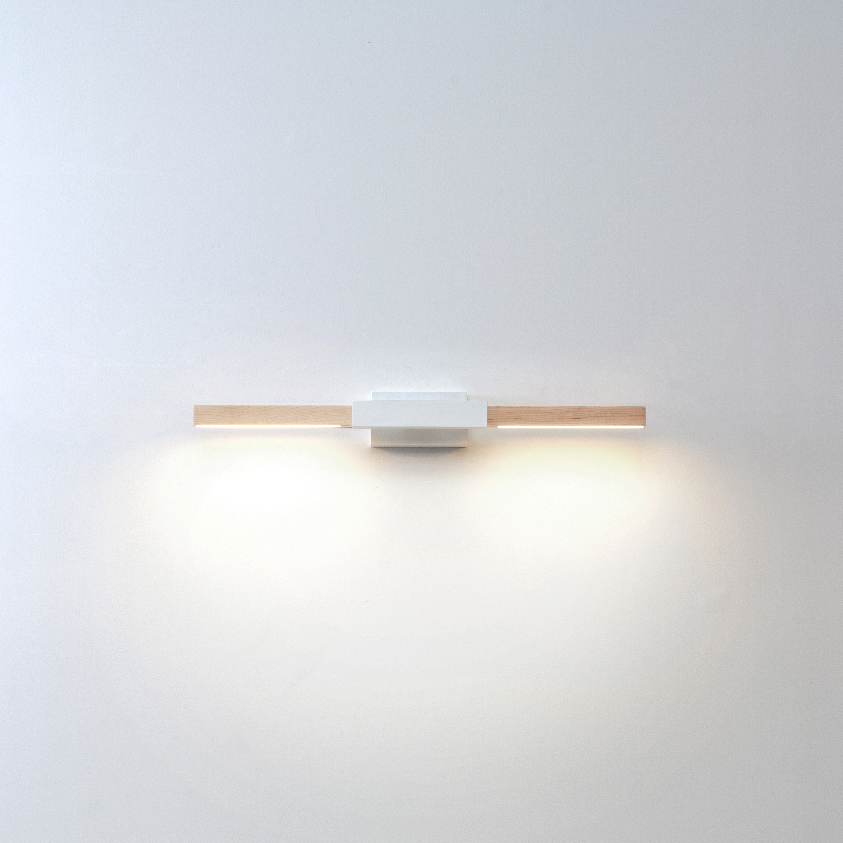 Mostrar el producto 2 ft Horizontal Sconce del fabricante STICKBULB