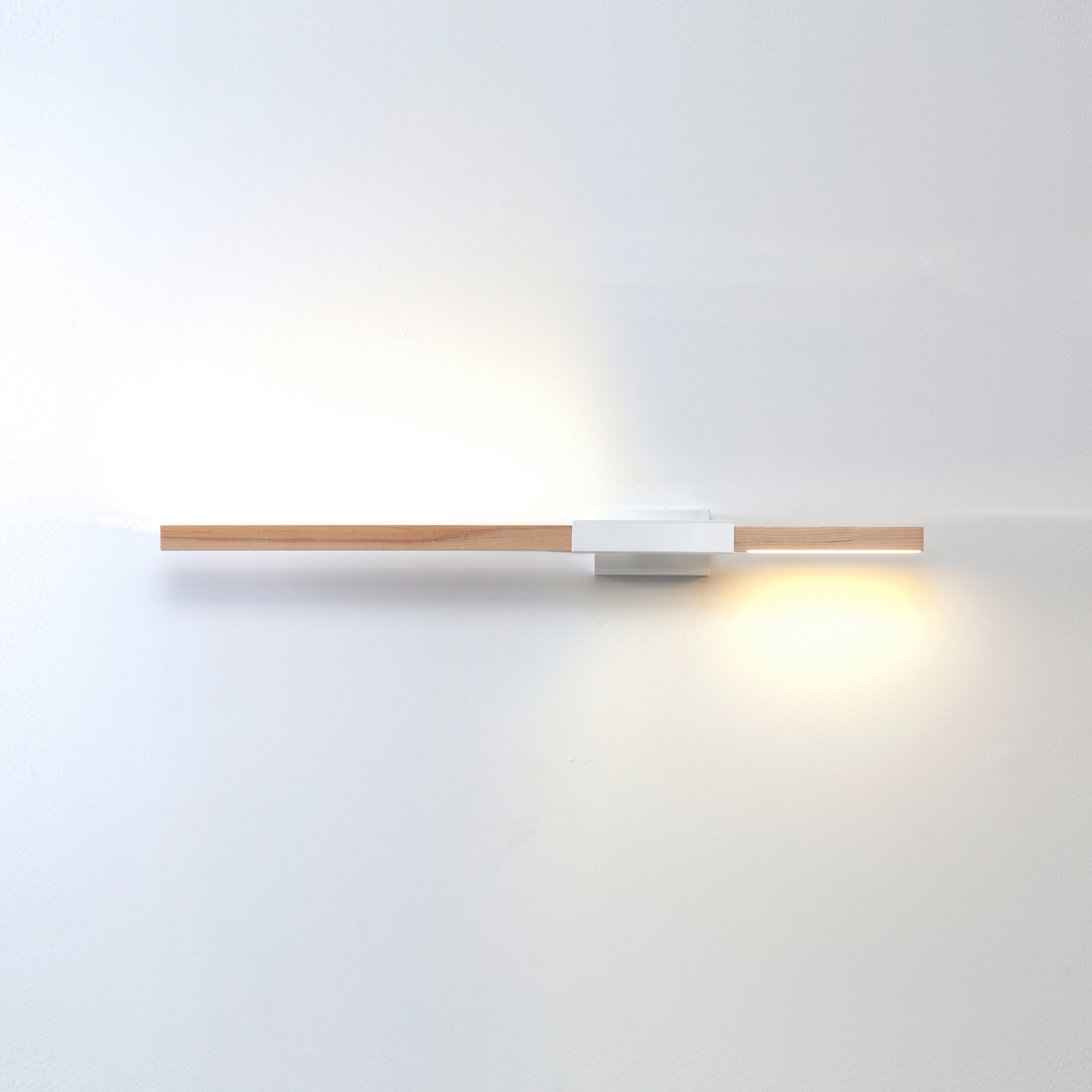 Mostrar el producto 3 ft Horizontal Asymmetrical Sconce del fabricante STICKBULB