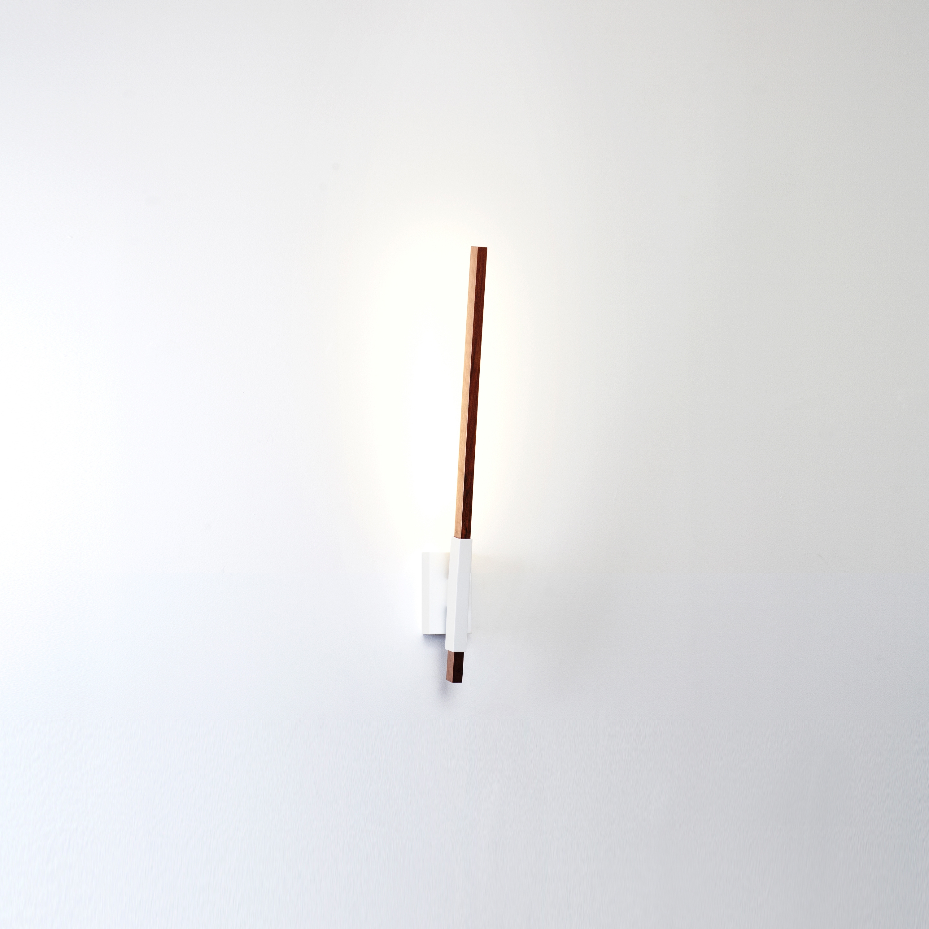 Mostrar el producto 2 ft Vertical Sconce del fabricante STICKBULB