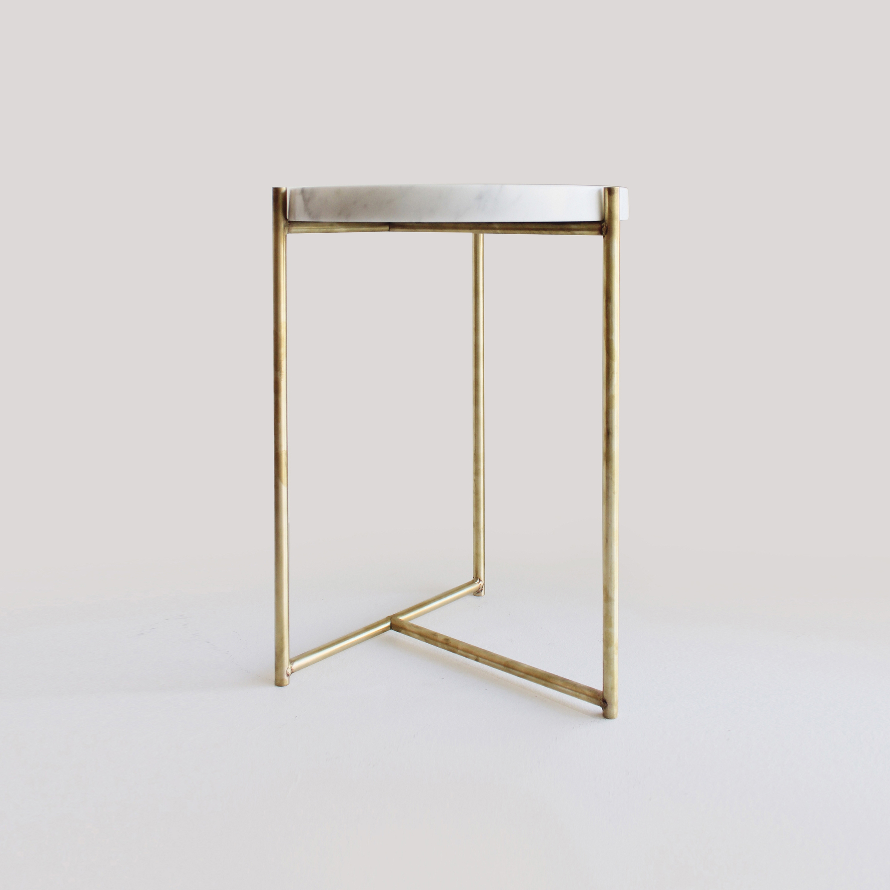 Produkt Oliver Marble Tray Side Table Brass des Herstellers Evie Group anzeigen