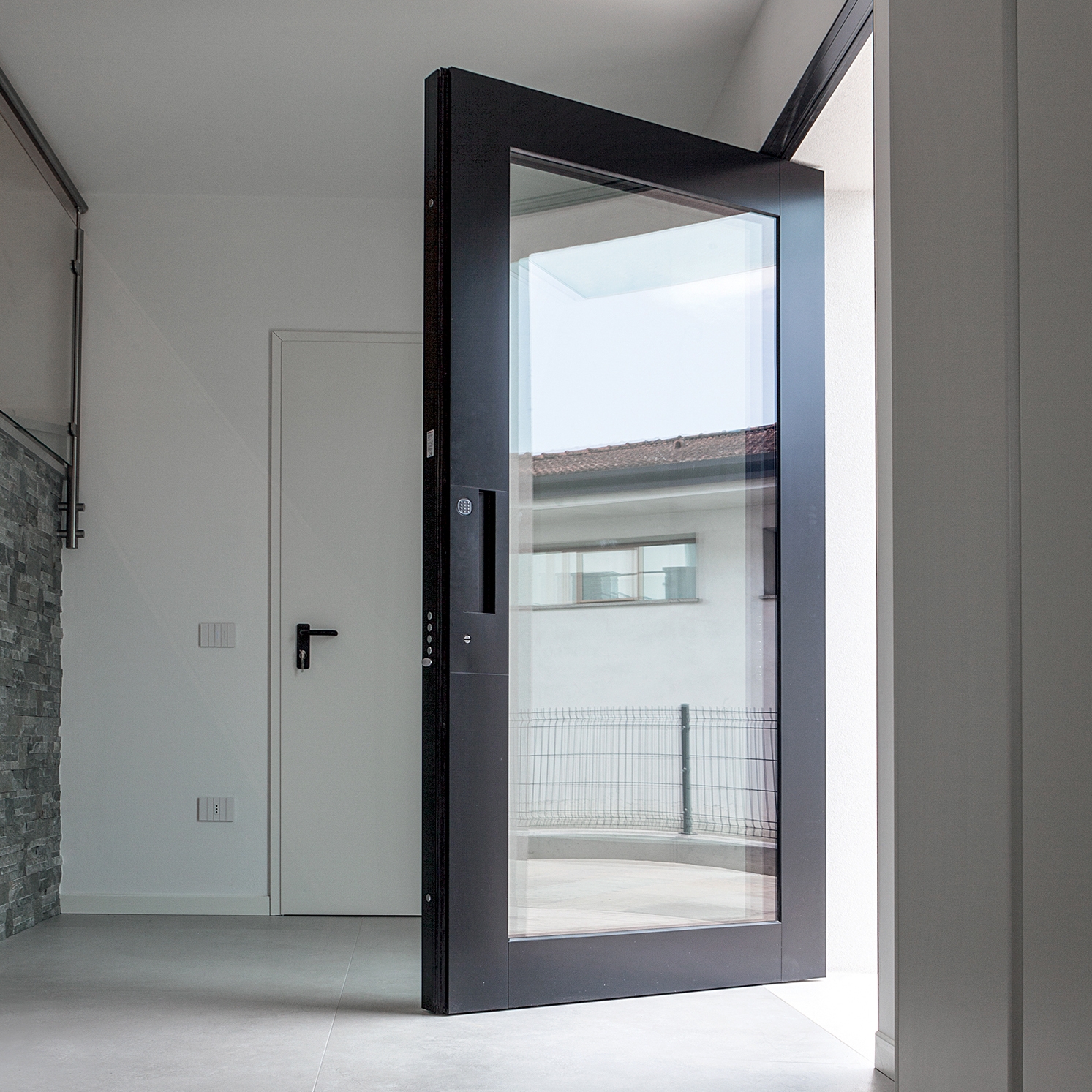 Display product Nova | The pivoting safety door with glass elements that allows creating entrances of any size. from manufacturer Oikos Venezia – Architetture d’ingresso