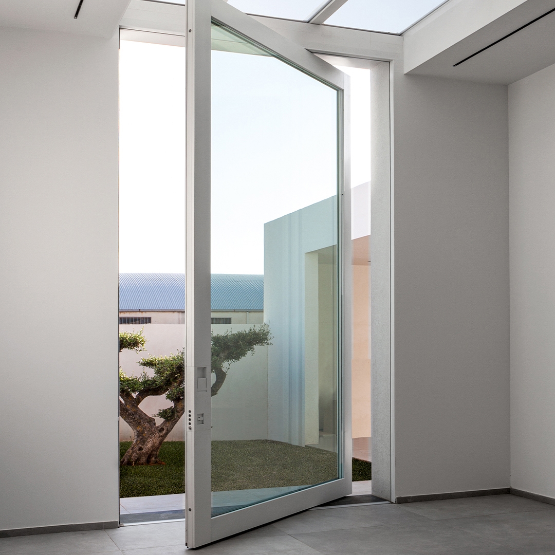 Display product Nova | Glass and aluminium safety door from manufacturer Oikos Venezia – Architetture d’ingresso