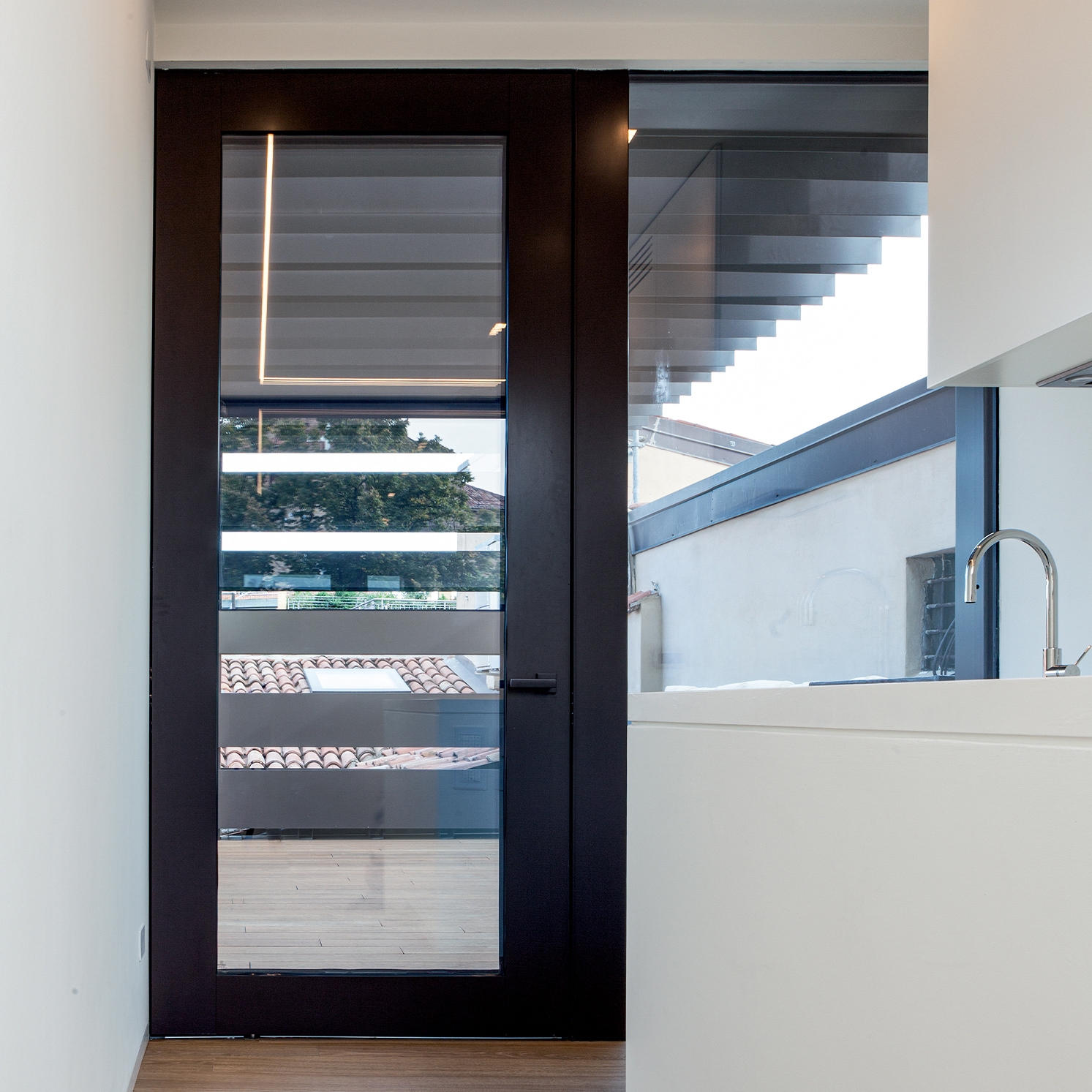 Mostra il prodotto Nova | Porta blindata a bilico vetrata che permette di creare ingressi di qualsiasi dimensione. del produttore Oikos Venezia – Architetture d’ingresso