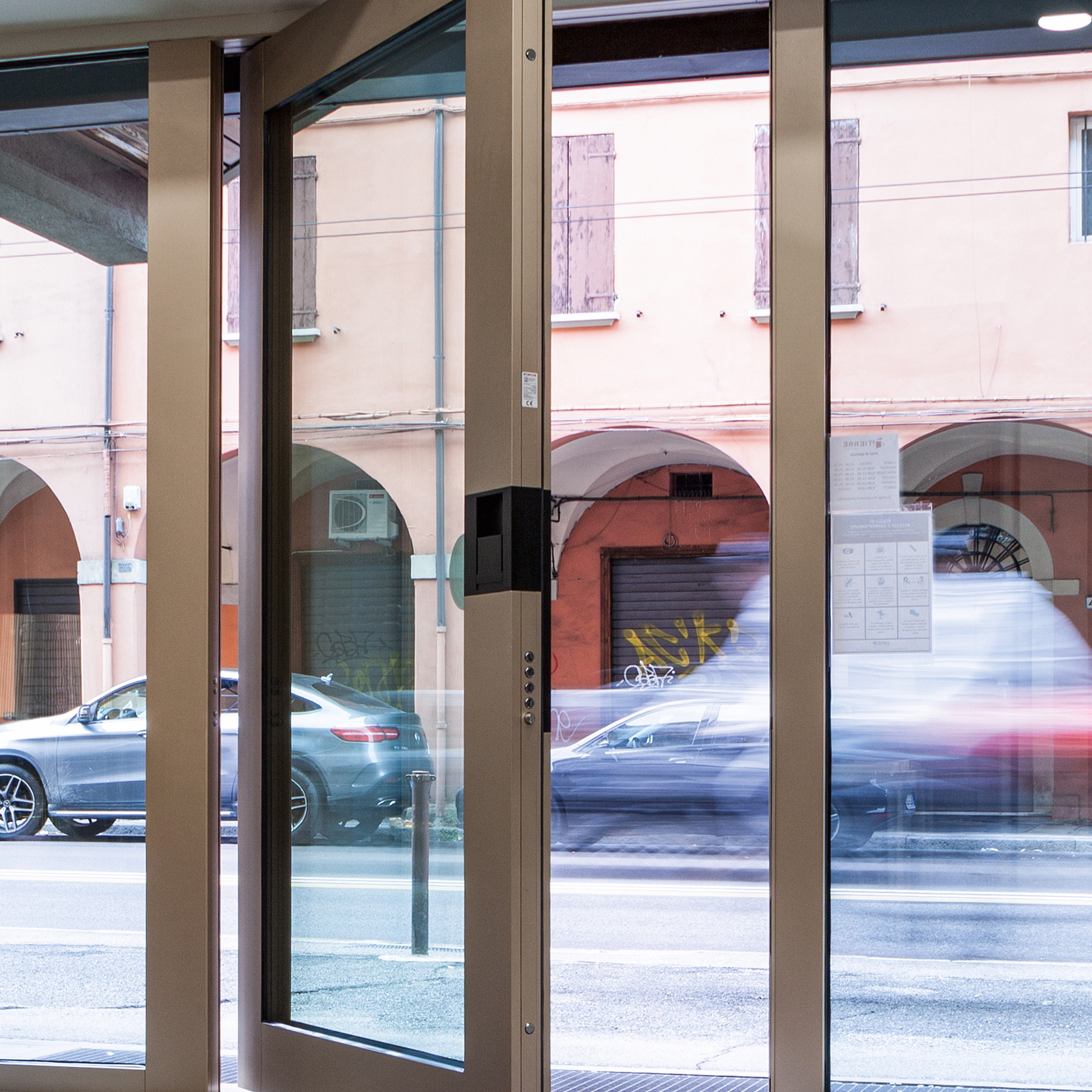 Display product Nova | Glass and aluminium safety door from manufacturer Oikos Venezia – Architetture d’ingresso