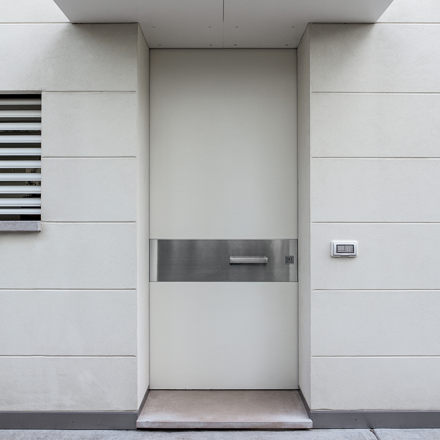Afficher le produit Tekno | Porte blindée avec charnières escamotables du fabricant Oikos Venezia – Architetture d’ingresso