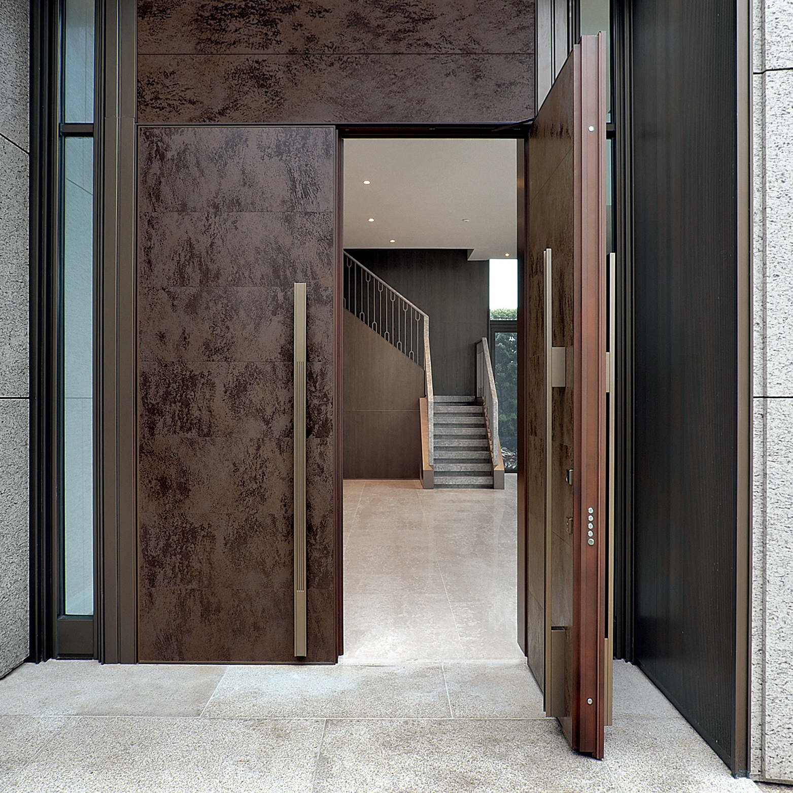 Mostra il prodotto Tekno | Porta blindata con cerniere a scomparsa del produttore Oikos Venezia – Architetture d’ingresso