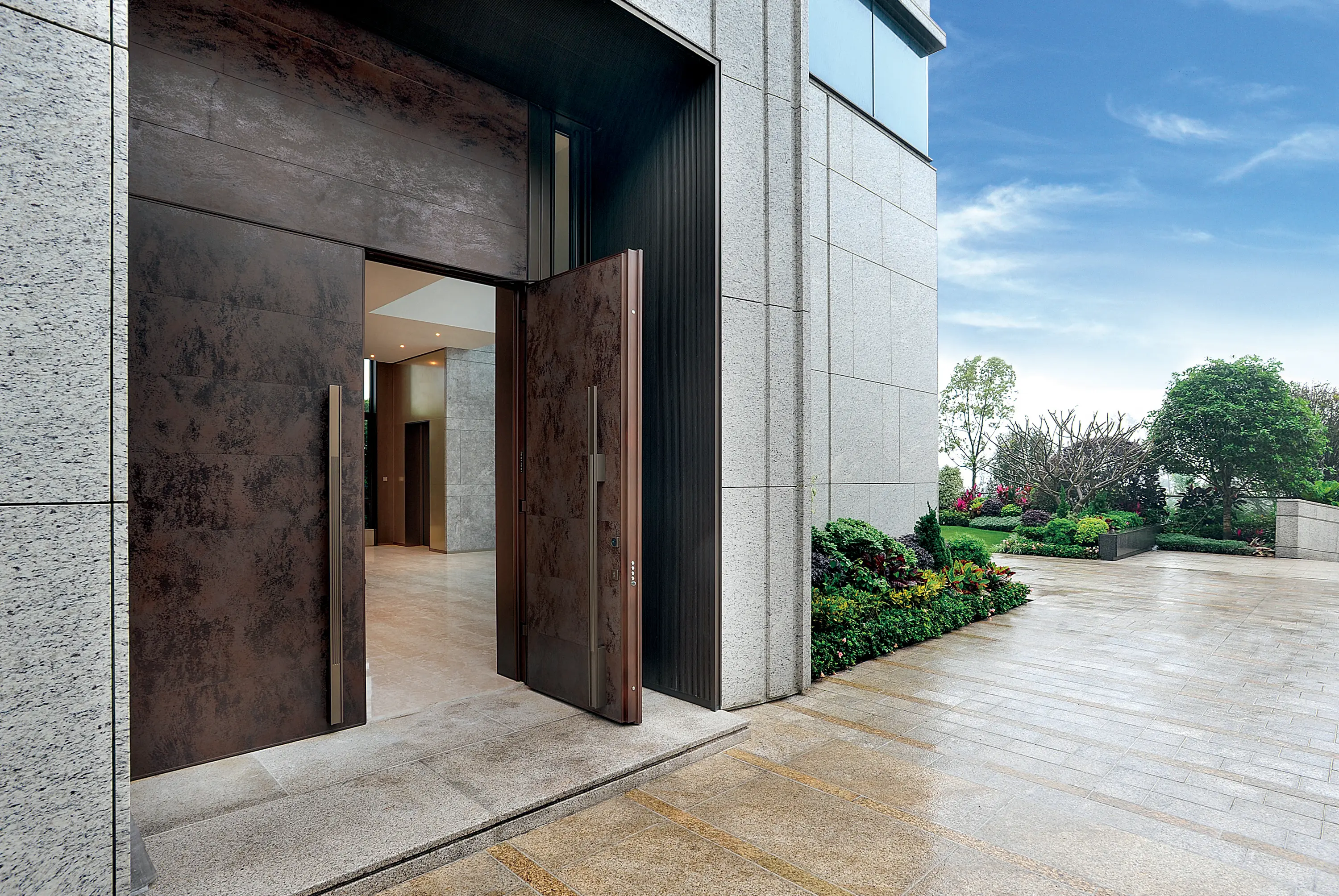 Oikos Venezia – Architetture d’ingresso - Tekno | Porta blindata con cerniere a scomparsa