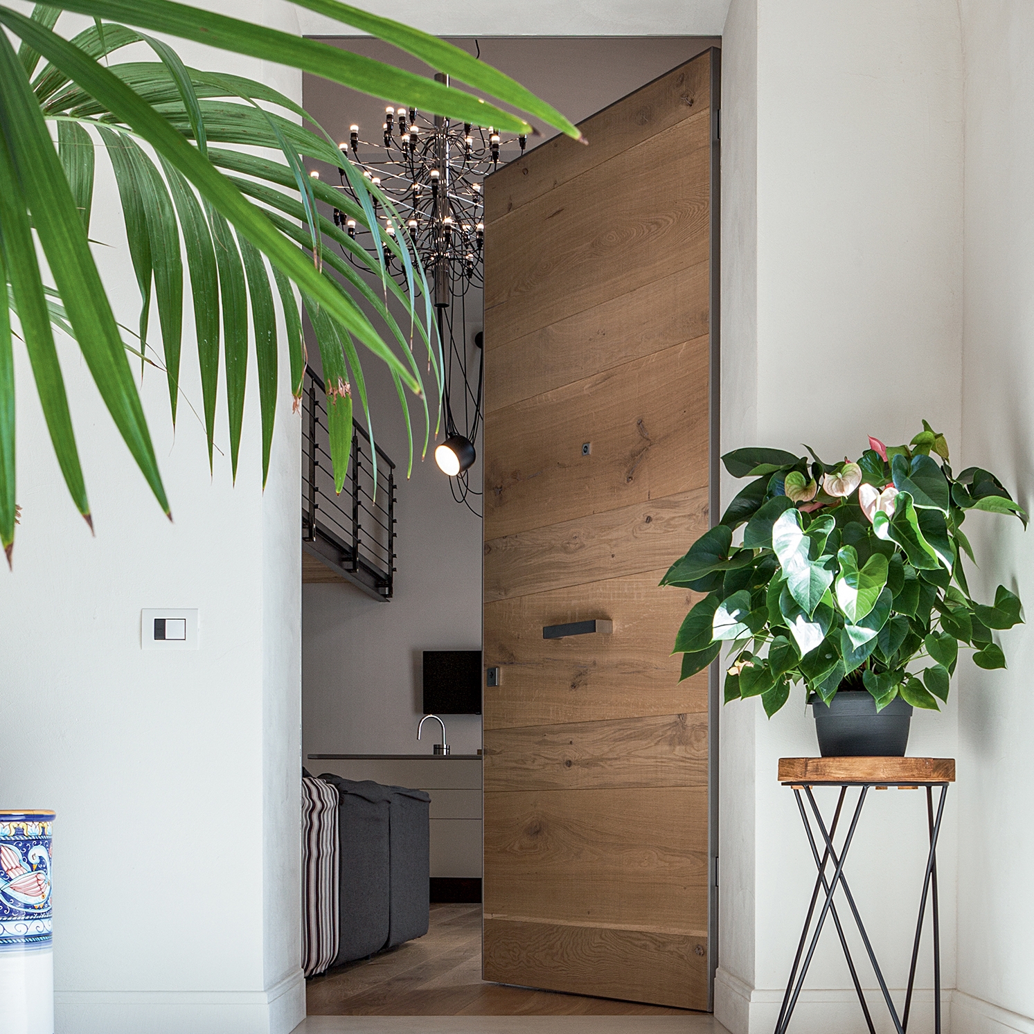 Mostrar el producto Tekno | Puerta blindada con bisagras ocultas del fabricante Oikos Venezia – Architetture d’ingresso