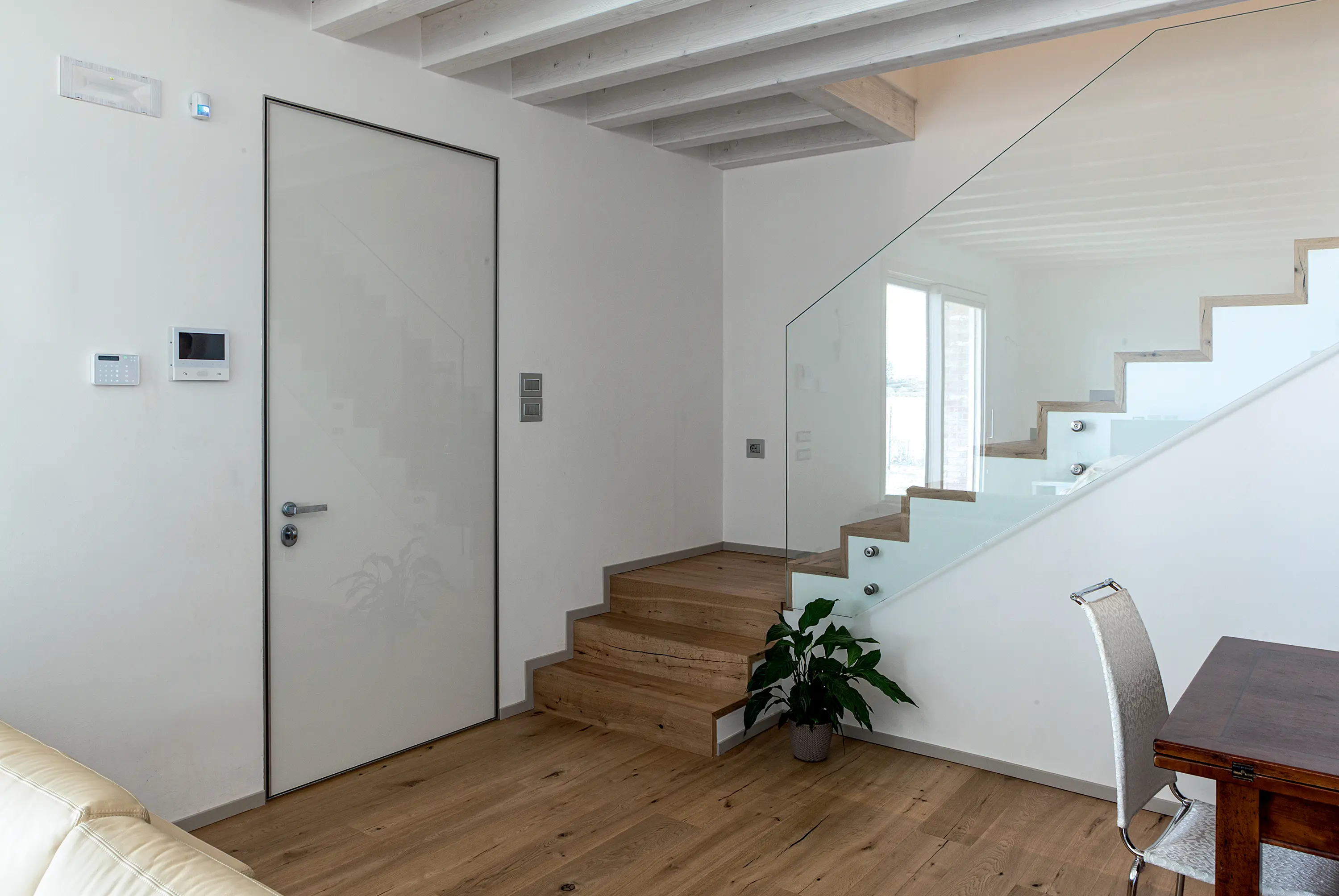 Oikos Venezia – Architetture d’ingresso - Tekno | Puerta blindada con bisagras ocultas