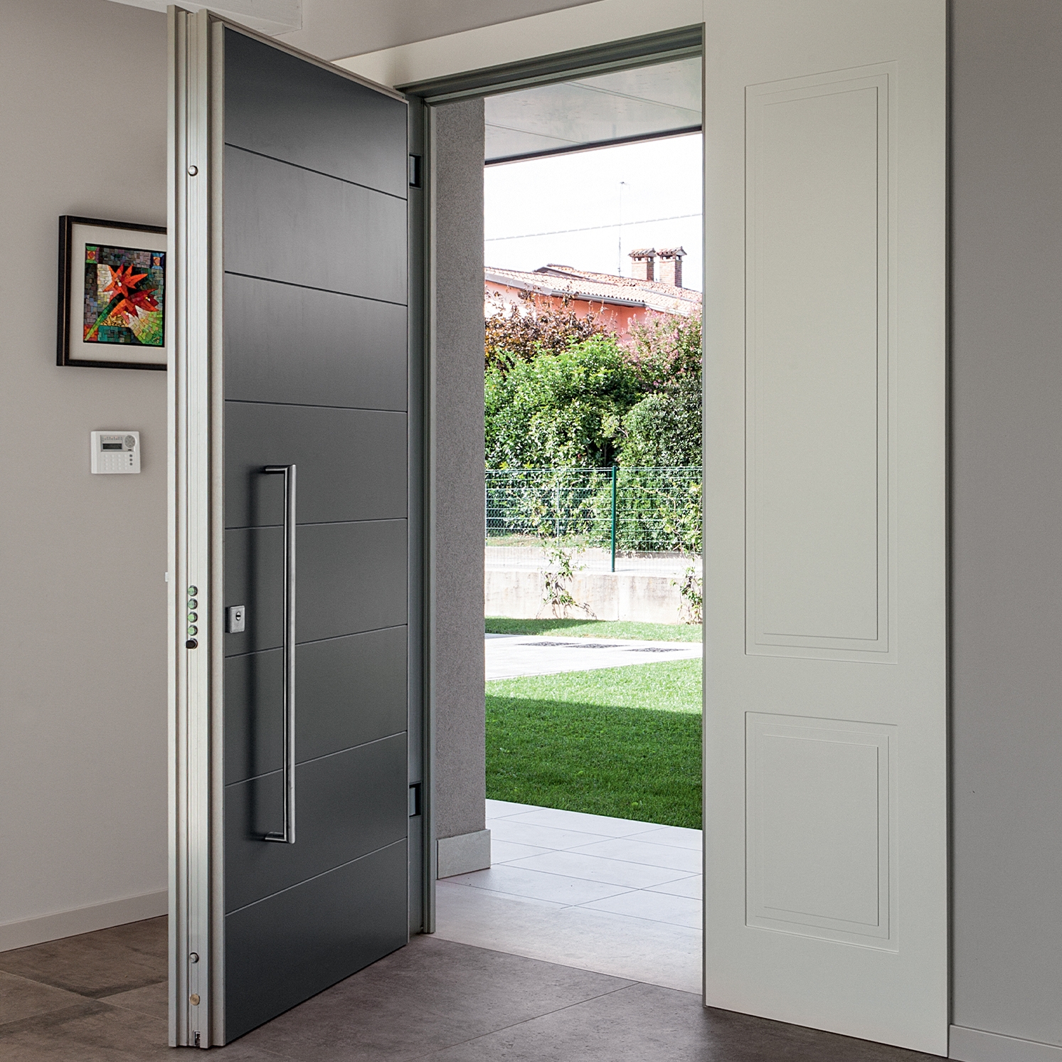 Afficher le produit Tekno | Porte blindée avec charnières escamotables du fabricant Oikos Venezia – Architetture d’ingresso