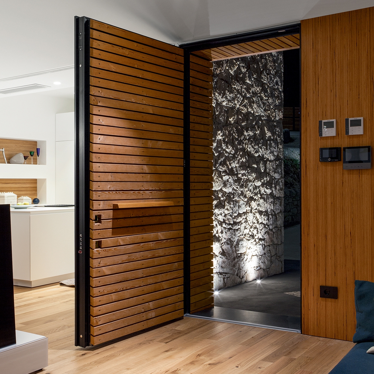 Mostra il prodotto Tekno | Porta blindata con cerniere a scomparsa del produttore Oikos Venezia – Architetture d’ingresso