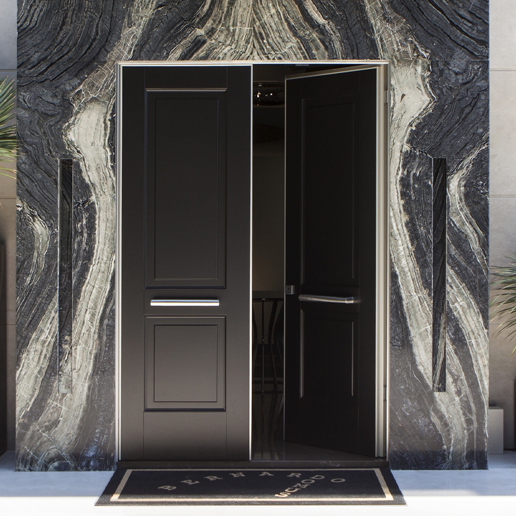Afficher le produit Tekno | Porte blindée avec charnières escamotables du fabricant Oikos Venezia – Architetture d’ingresso