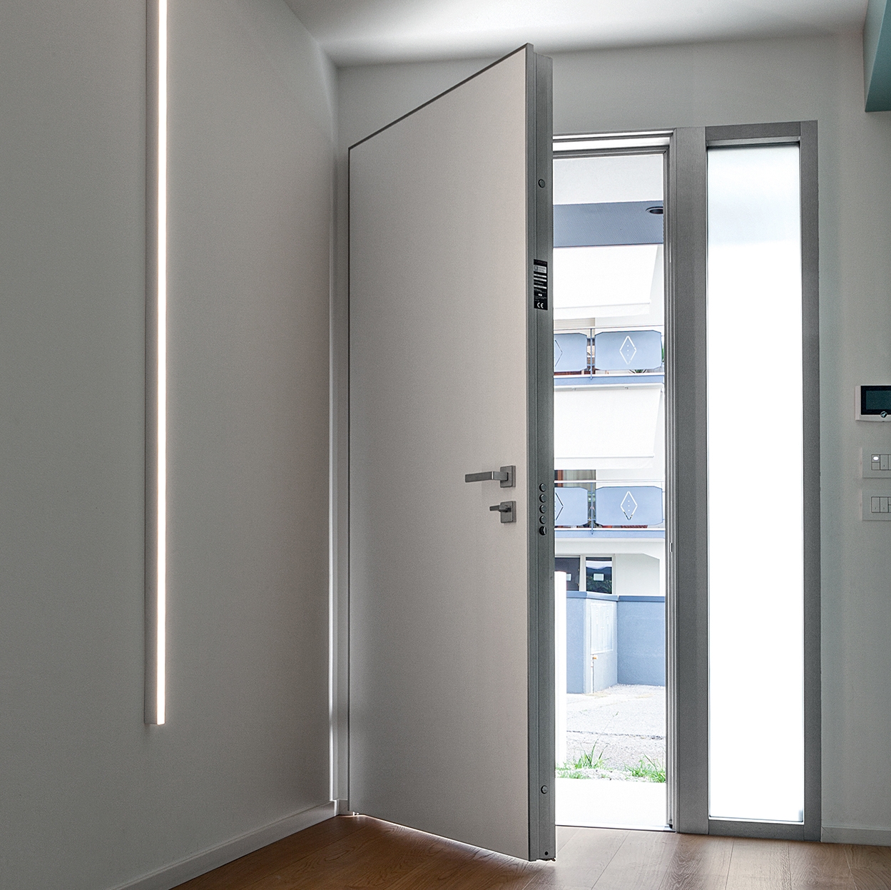 Afficher le produit Tekno | Porte blindée avec charnières escamotables du fabricant Oikos Venezia – Architetture d’ingresso