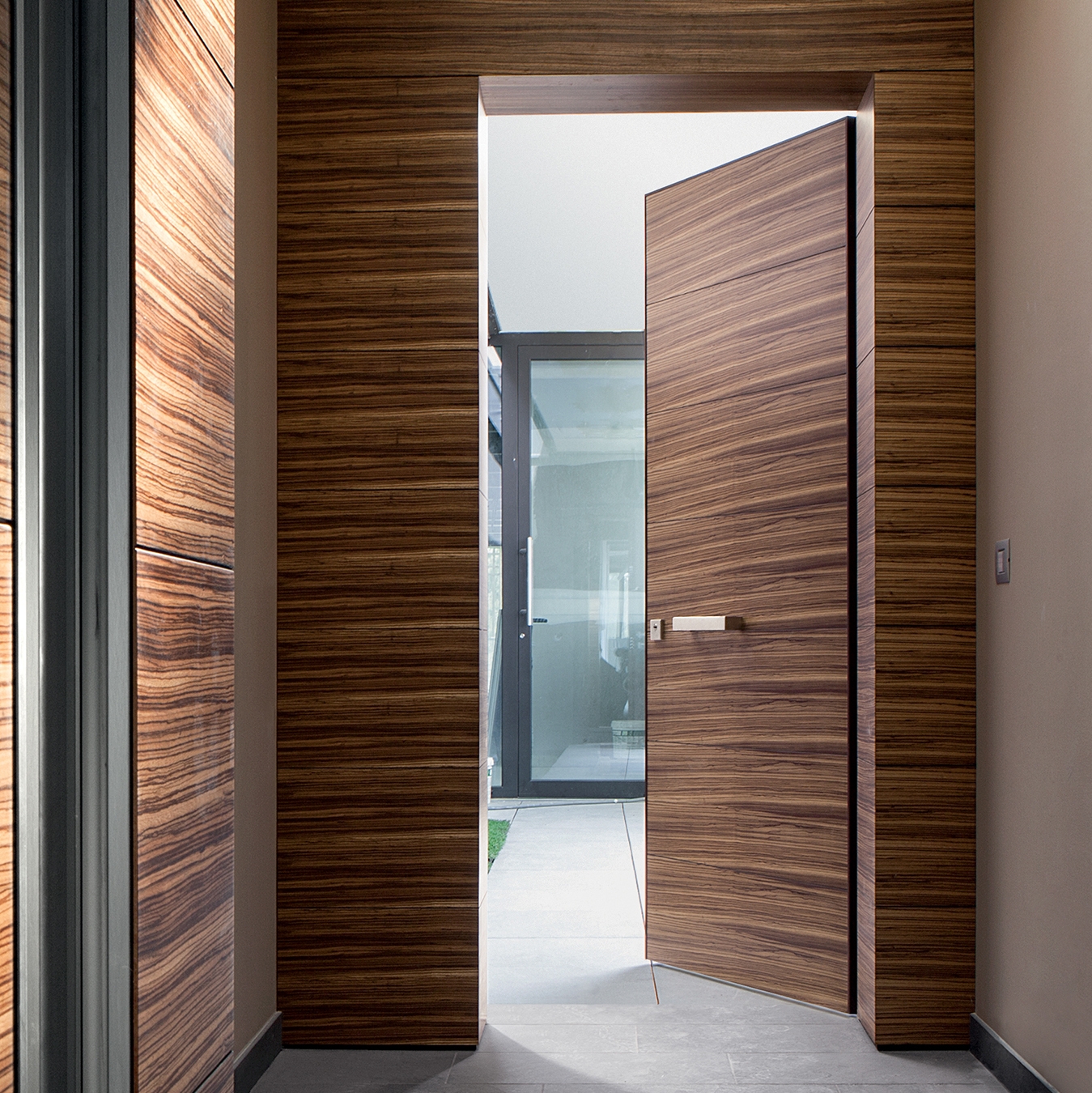 Display product Project | Interior safety door with concealed hinges from manufacturer Oikos Venezia – Architetture d’ingresso