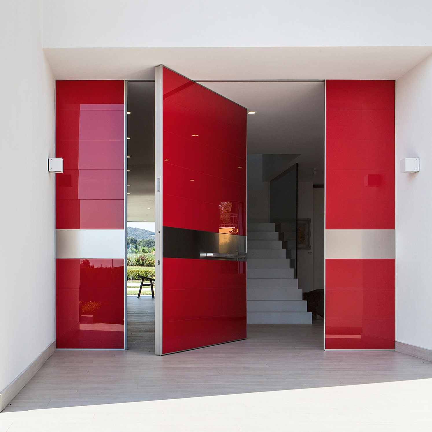 Display product Synua | Pivot safety Door with Lacquered glossy glass covering from manufacturer Oikos Venezia – Architetture d’ingresso
