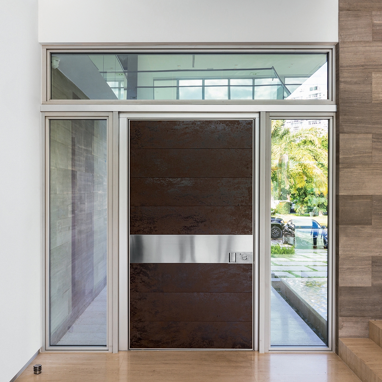 Produkt Synua | Die Sicherheitstür für große Abmessungen in wandbündig senkrechter Drehflügelausführung des Herstellers Oikos Venezia – Architetture d’ingresso anzeigen