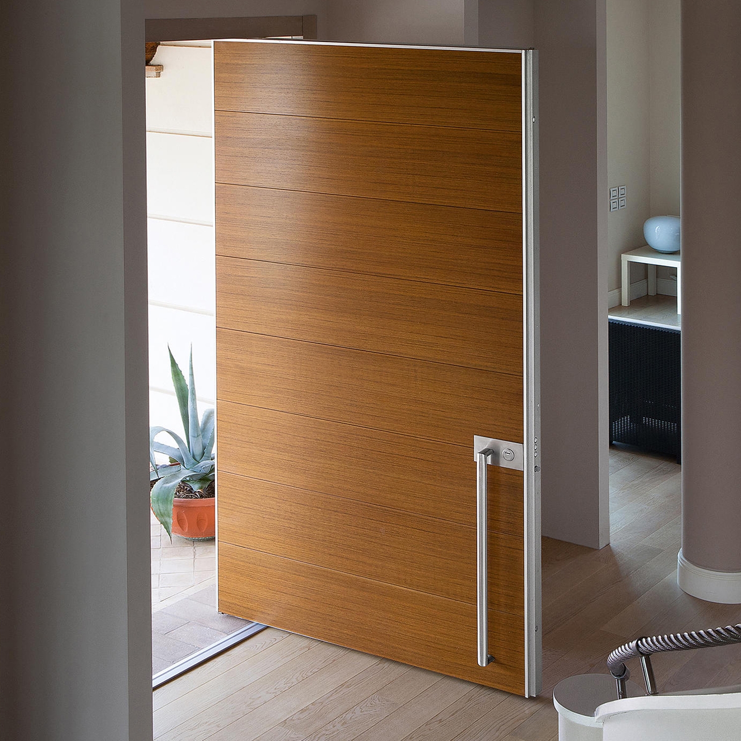 Display product Synua | The safety door for large dimensions, with vertical pivot operation and installation coplanar with the wall. from manufacturer Oikos Venezia – Architetture d’ingresso