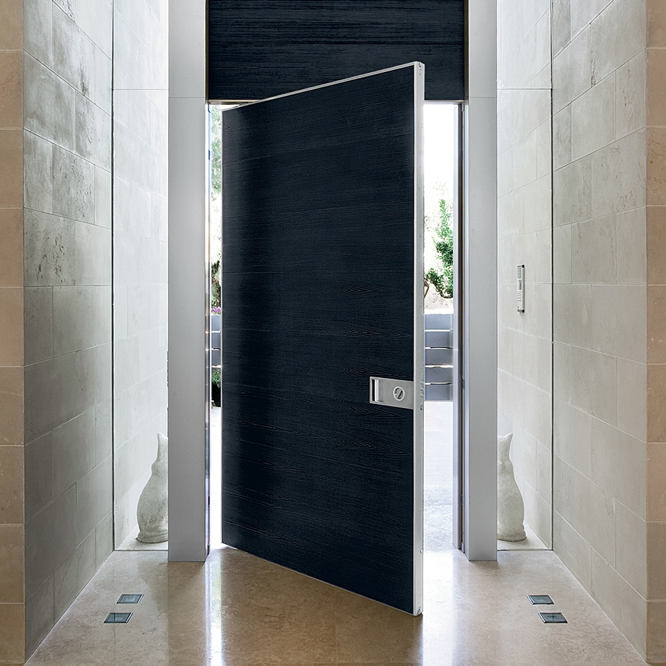 Mostrar el producto Synua | La puerta blindada para las grandes dimensiones, con funcionamiento de pivote vertical y complanar con la pared del fabricante Oikos Venezia – Architetture d’ingresso