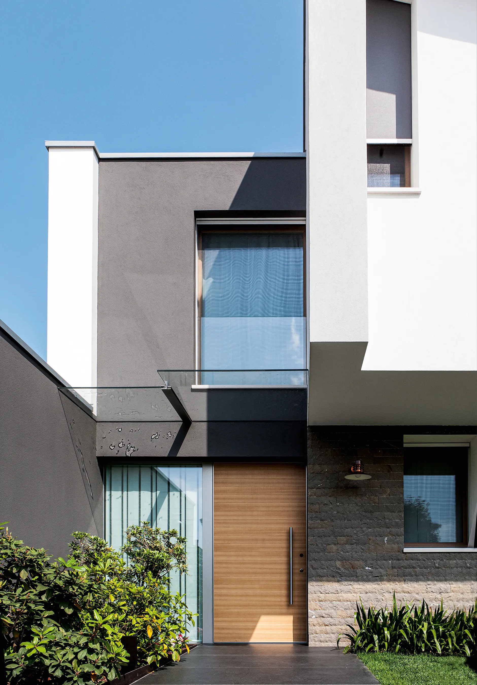Oikos Venezia – Architetture d’ingresso - Synua | The safety door for large dimensions, with vertical pivot operation and installation coplanar with the wall.