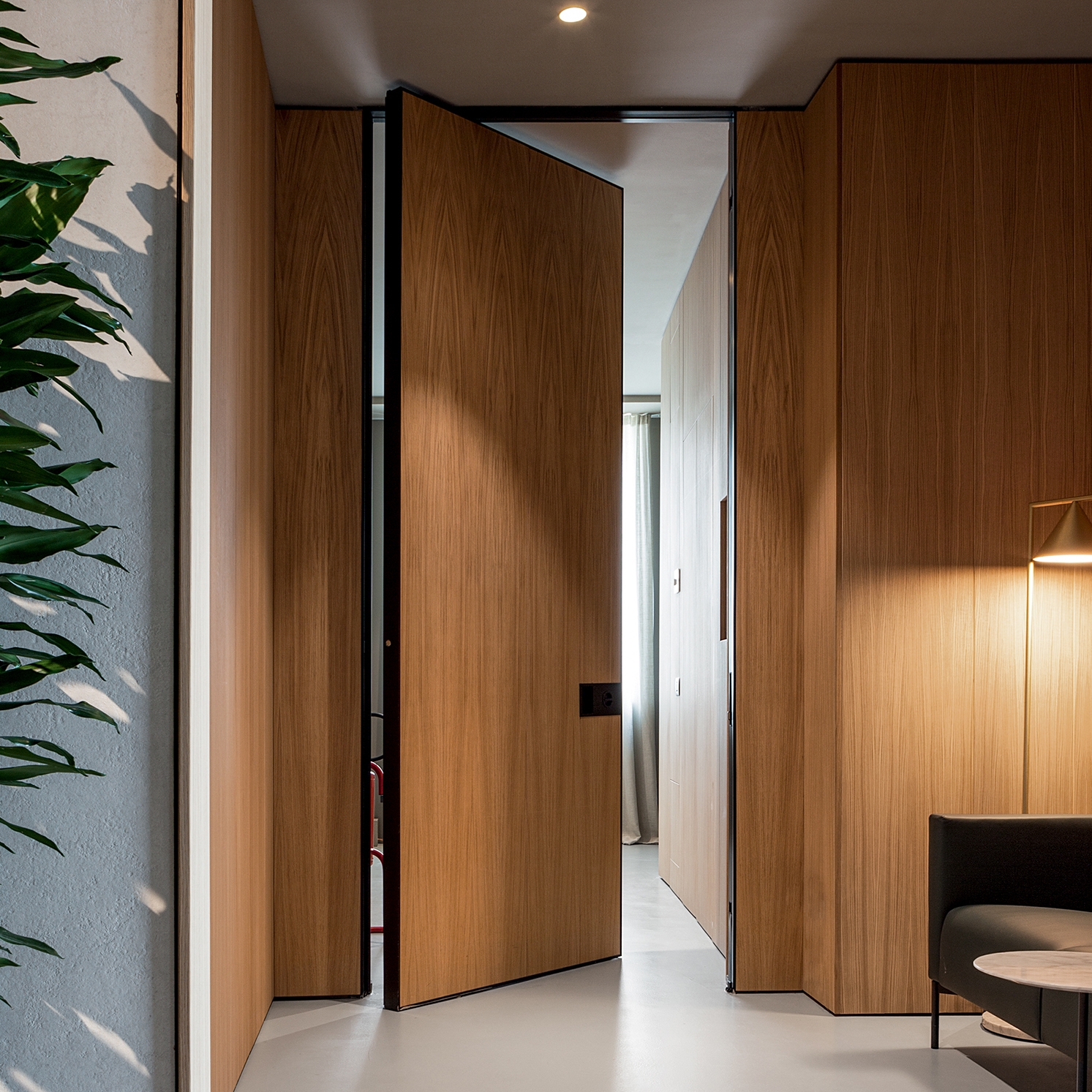 Display product Synua | The safety door for large dimensions, with vertical pivot operation and installation coplanar with the wall. from manufacturer Oikos Venezia – Architetture d’ingresso