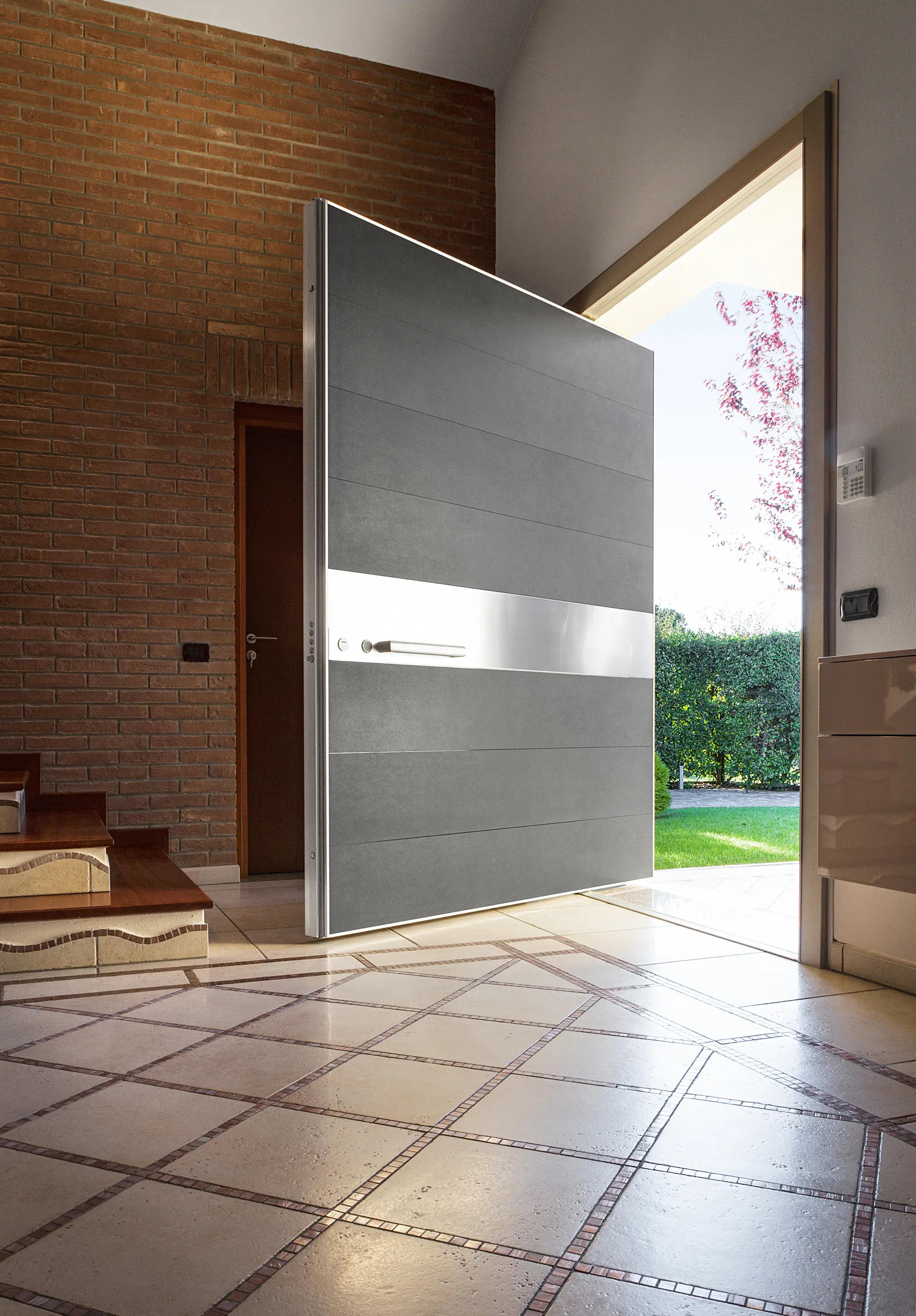 Oikos Venezia – Architetture d’ingresso - Synua | The safety door for large dimensions, with vertical pivot operation and installation coplanar with the wall.