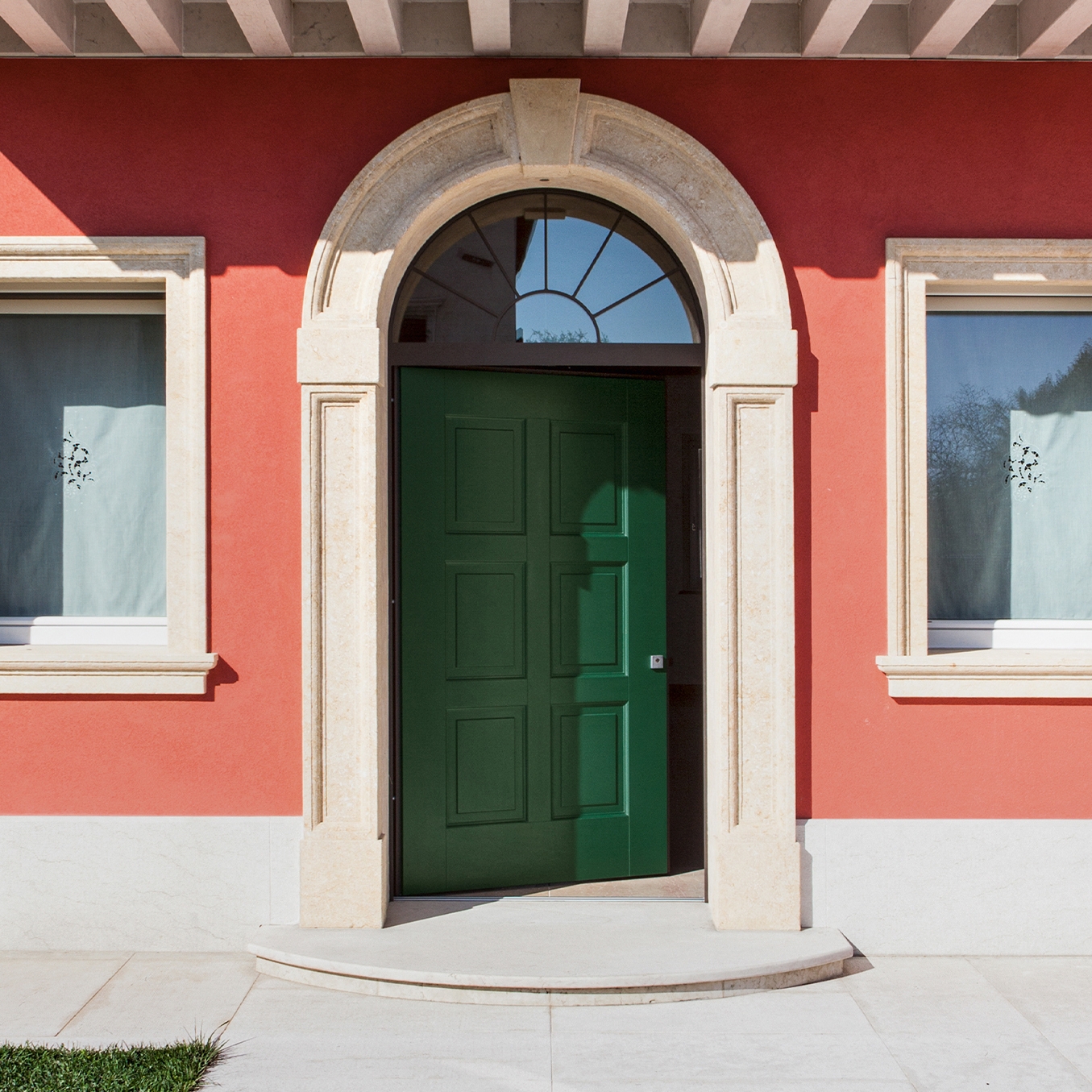 Display product Evolution | The safety door with exposed hinges that meets any request for customization. from manufacturer Oikos Venezia – Architetture d’ingresso