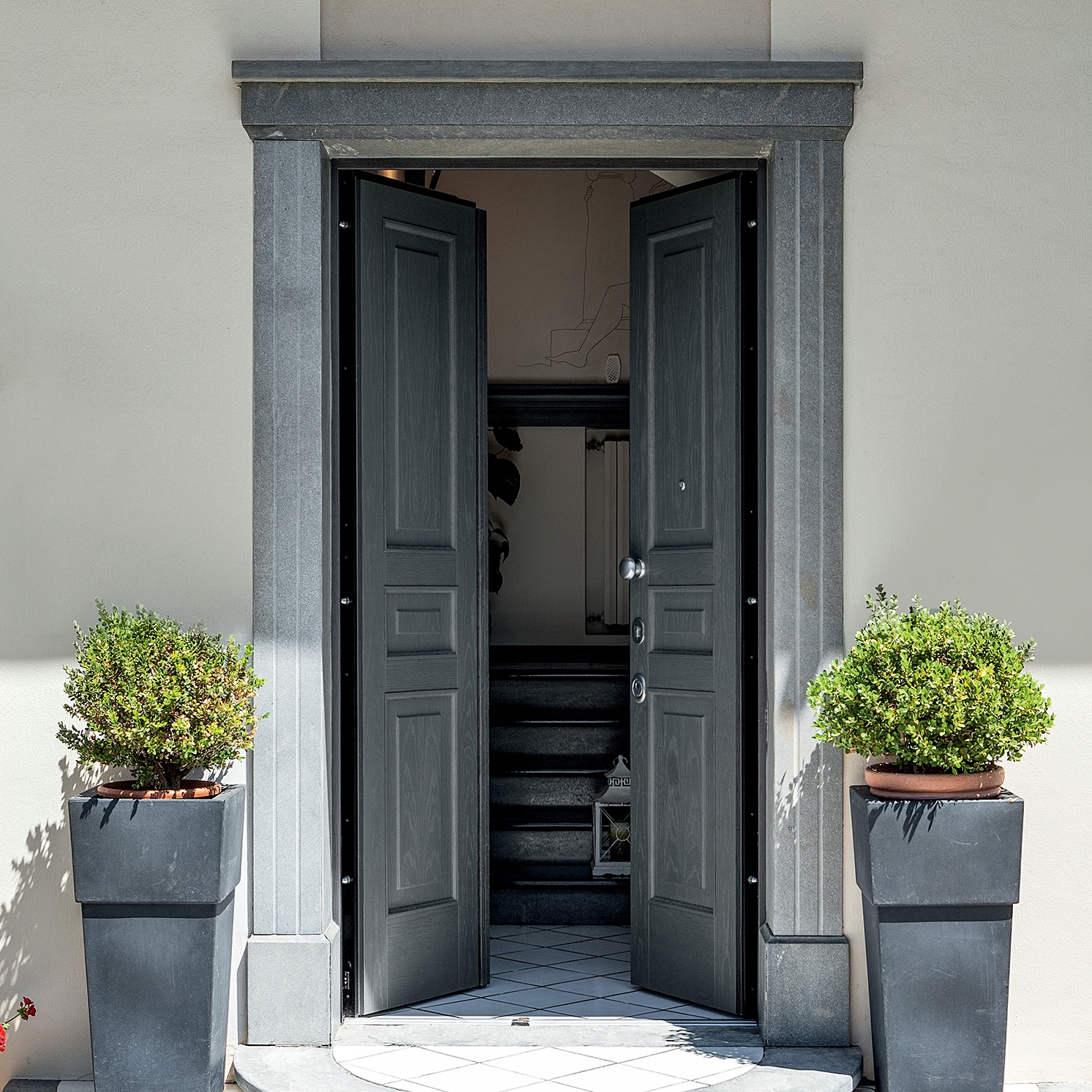 Display product Evolution | The safety door with exposed hinges that meets any request for customization. from manufacturer Oikos Venezia – Architetture d’ingresso