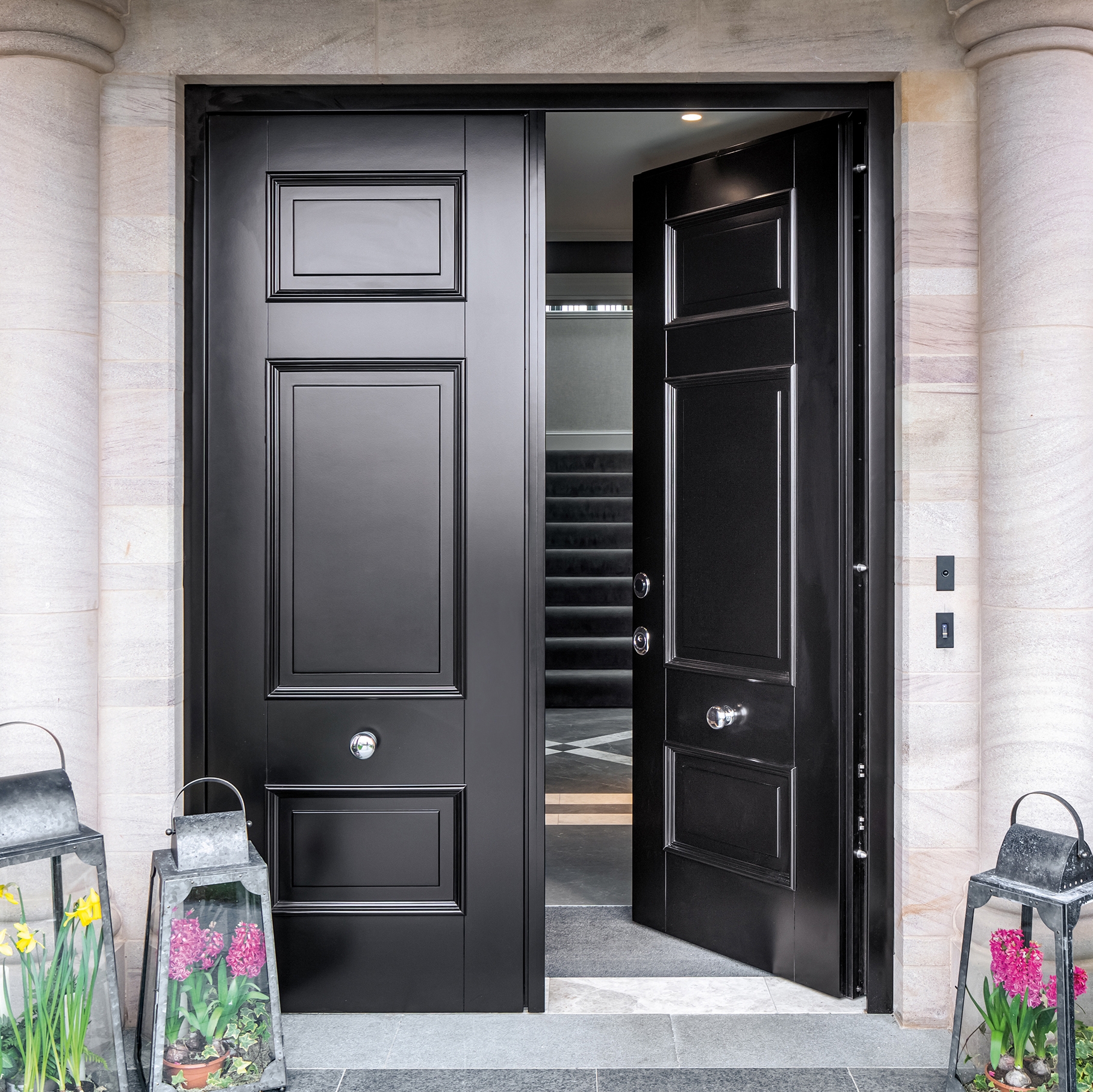 Display product Evolution | The safety door with exposed hinges that meets any request for customization. from manufacturer Oikos Venezia – Architetture d’ingresso