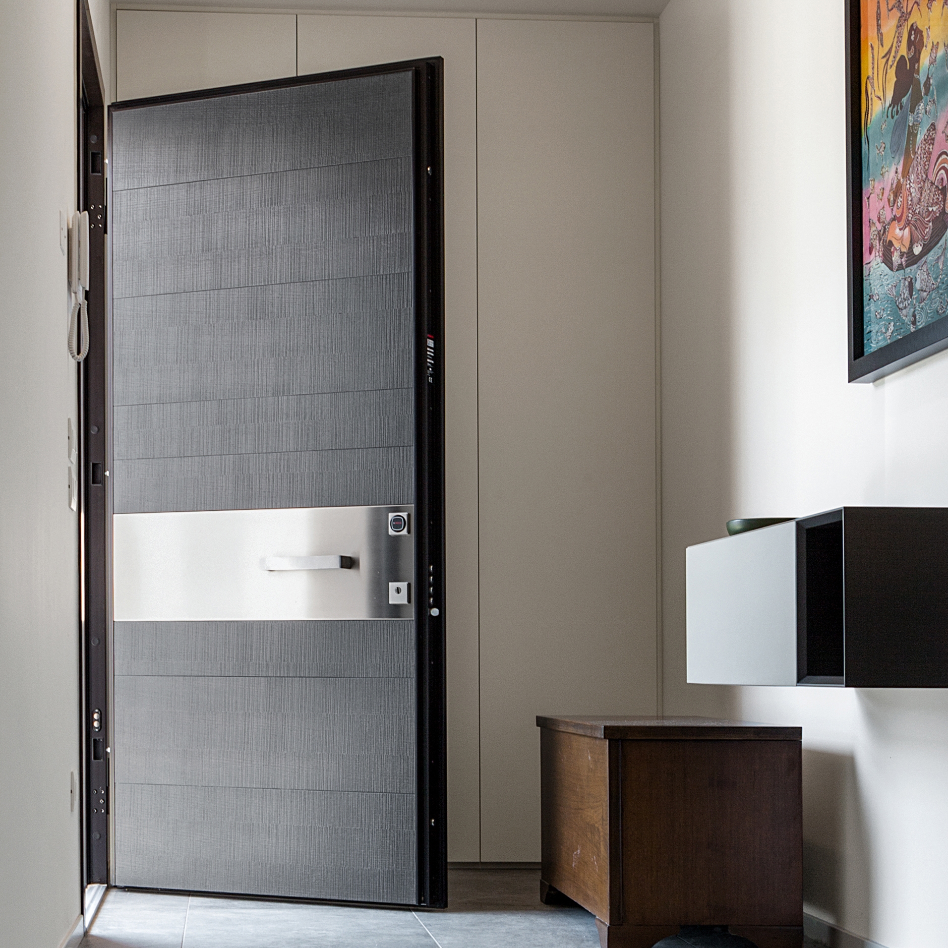 Display product Evolution | The safety door with exposed hinges that meets any request for customization. from manufacturer Oikos Venezia – Architetture d’ingresso