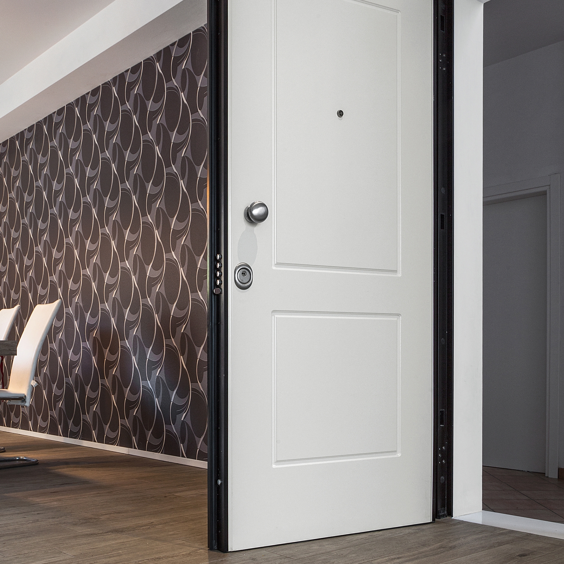 Mostrar el producto Evolution | Puerta blindada con bisagras visibles que satisface cualquier solicitud de personalización. del fabricante Oikos Venezia – Architetture d’ingresso