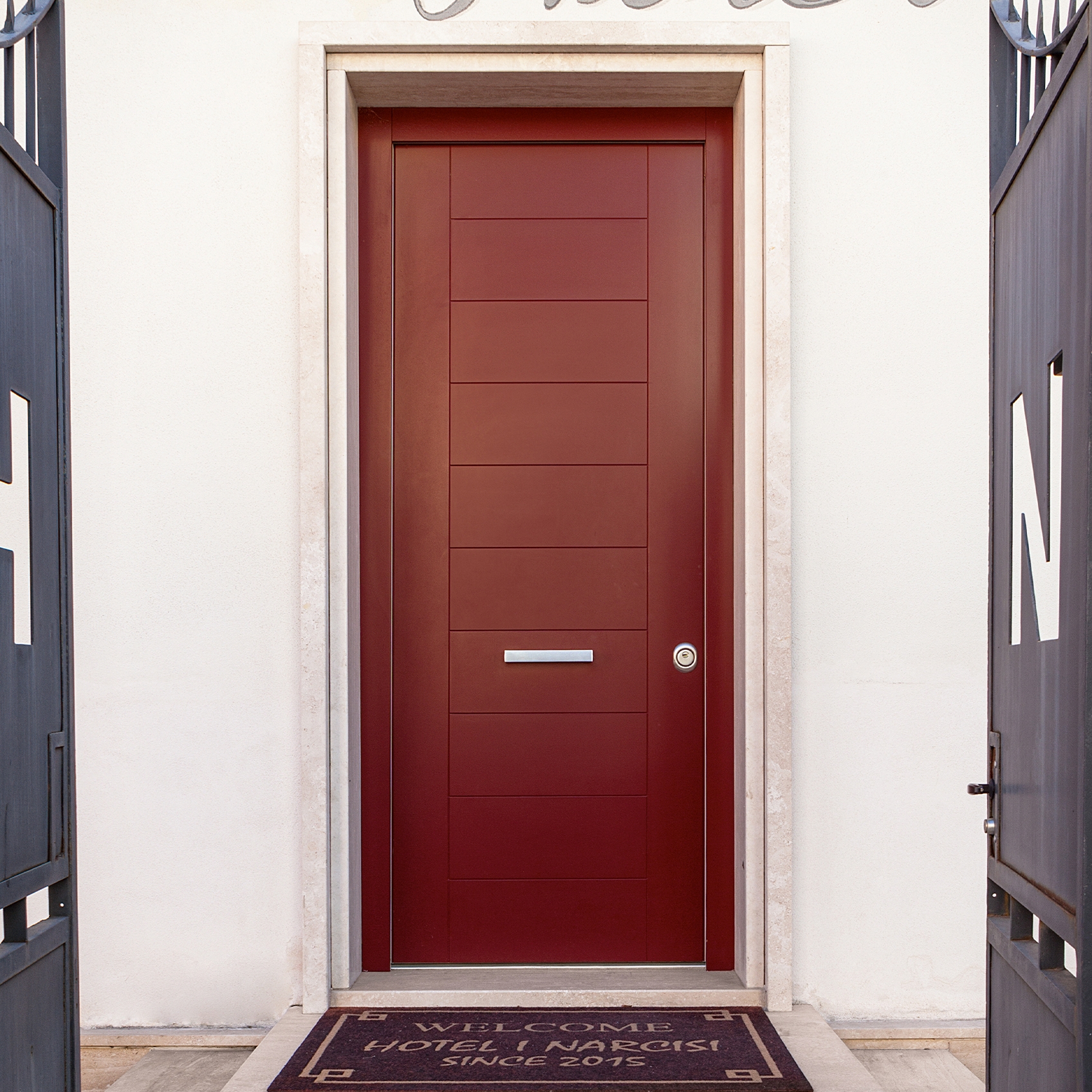 Produkt Evolution | Sicherheitstür mit sichtbaren Bändern, die alle individuellen Gestaltungen ermöglicht. des Herstellers Oikos Venezia – Architetture d’ingresso anzeigen