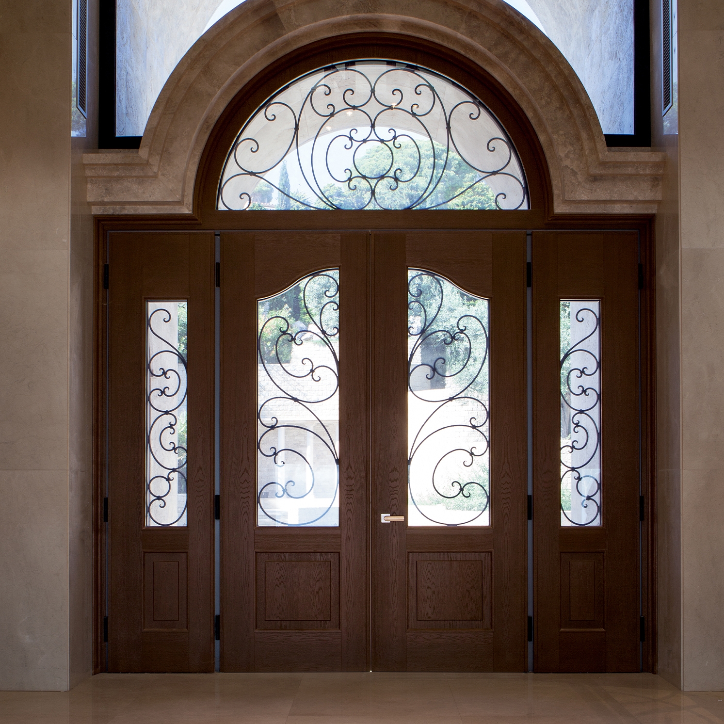 Mostra il prodotto Evolution | Porta blindata con cerniere a vista che soddisfa ogni richiesta di personalizzazione. del produttore Oikos Venezia – Architetture d’ingresso