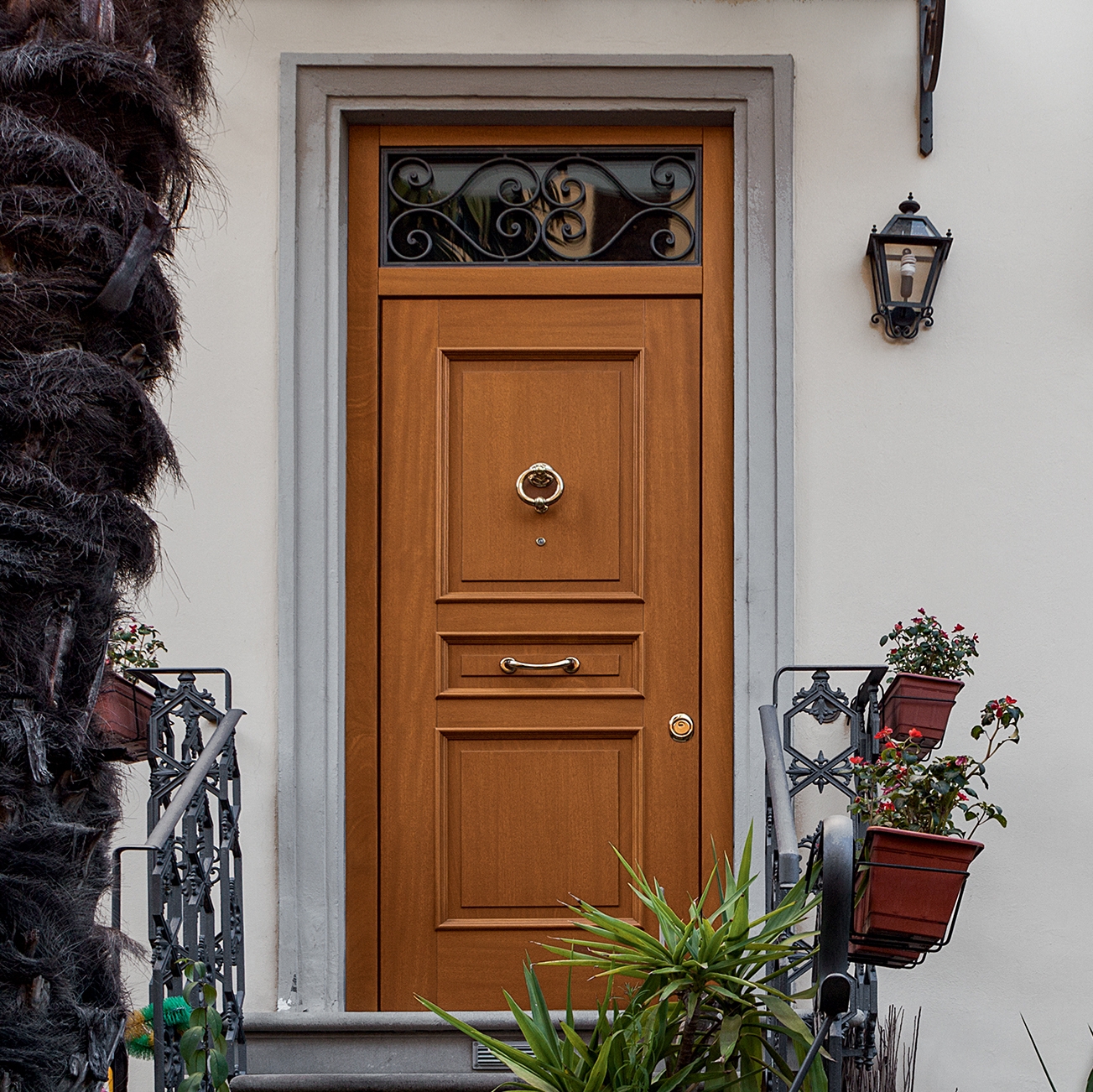 Mostrar el producto Evolution | Puerta blindada con bisagras visibles que satisface cualquier solicitud de personalización. del fabricante Oikos Venezia – Architetture d’ingresso