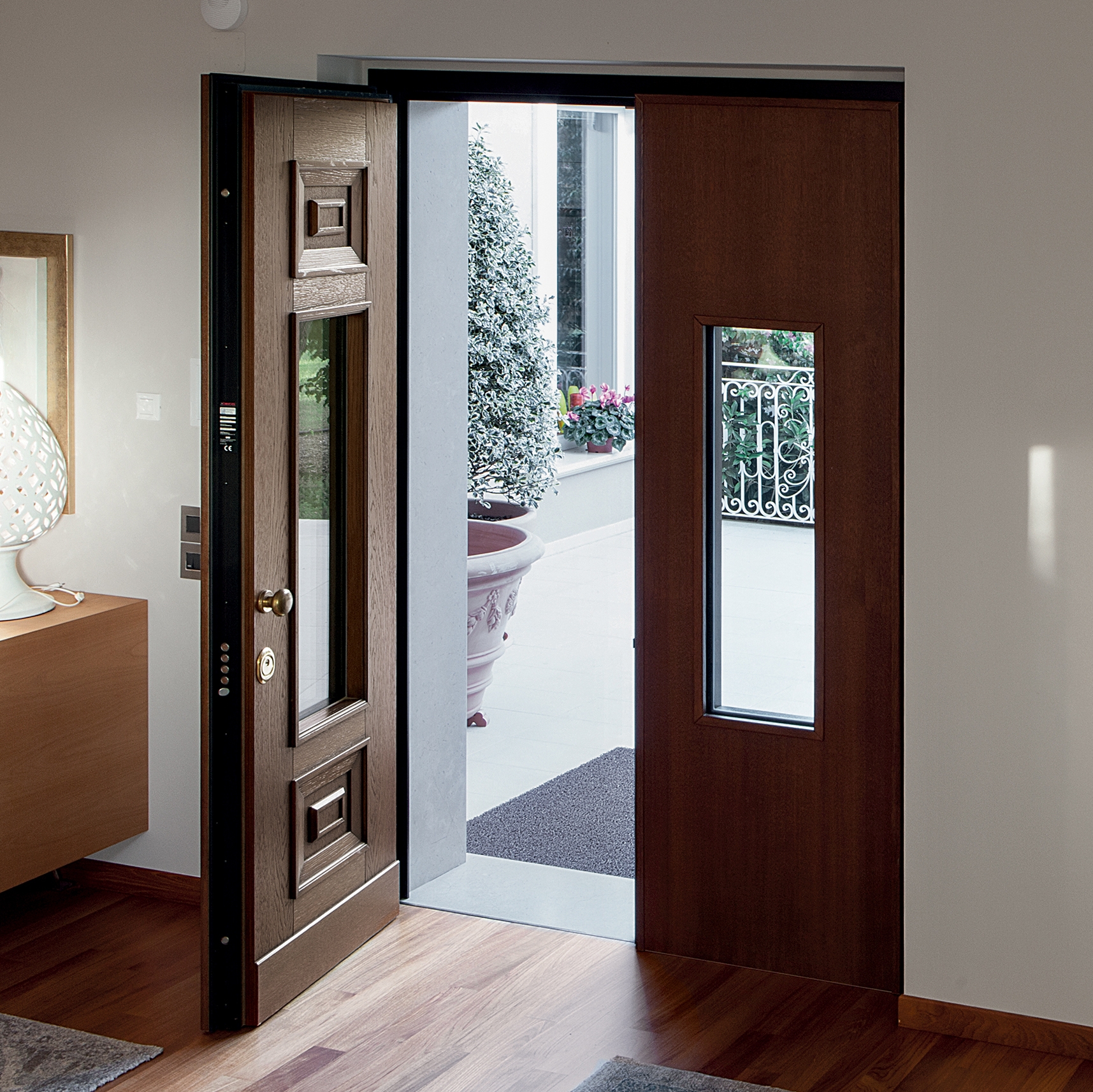 Display product Evolution | The safety door with exposed hinges that meets any request for customization. from manufacturer Oikos Venezia – Architetture d’ingresso