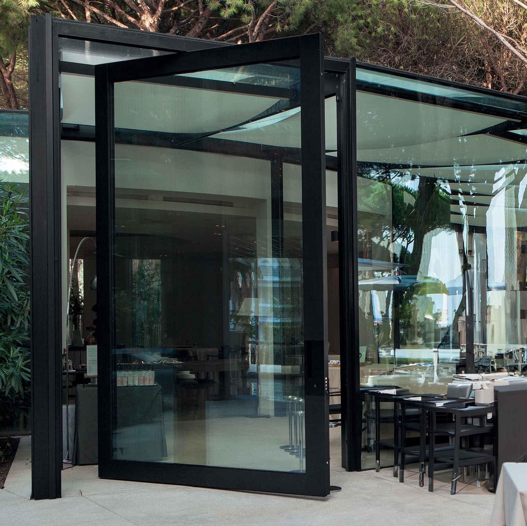 Mostra il prodotto Nova | Porta d'ingresso a bilico vetrata in alluminio e vetro del produttore Oikos Venezia – Architetture d’ingresso