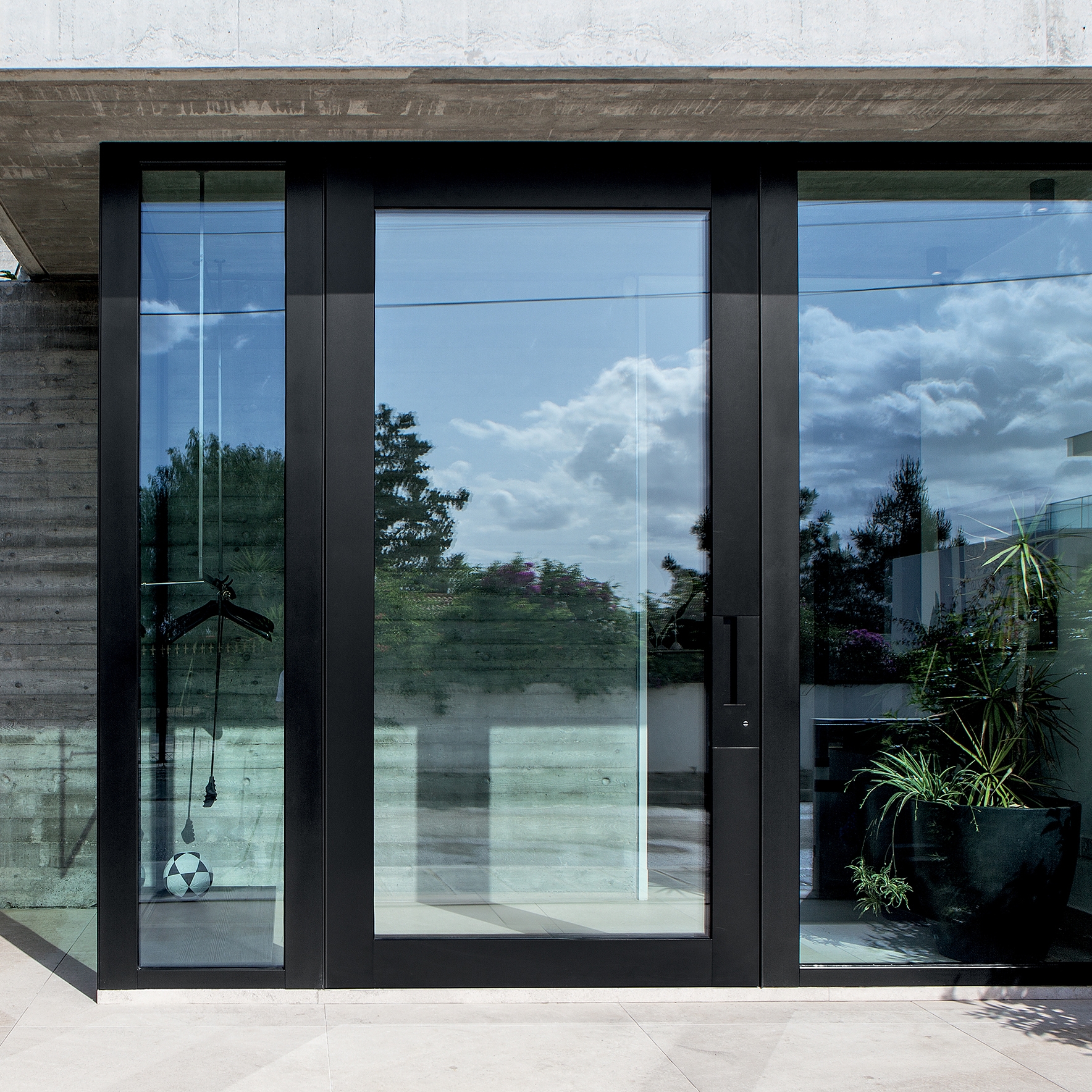 Display product Nova | Glass and aluminium safety door from manufacturer Oikos Venezia – Architetture d’ingresso
