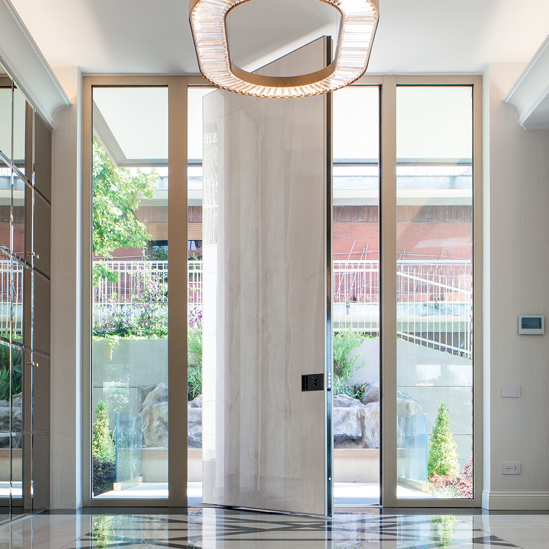 Display product Synua | The safety door for large dimensions, with vertical pivot operation and installation coplanar with the wall. from manufacturer Oikos Venezia – Architetture d’ingresso