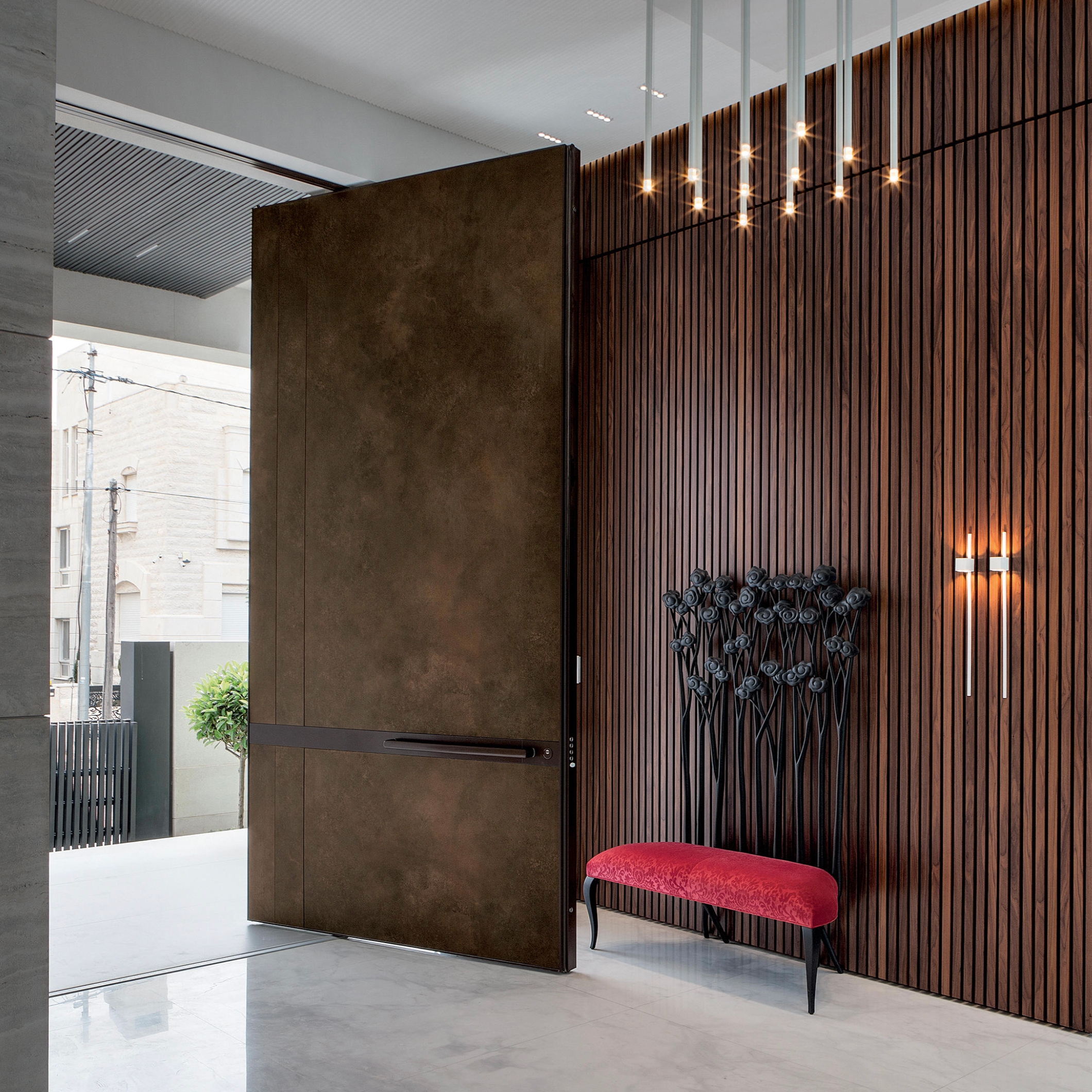 Display product Synua | The safety door for large dimensions, with vertical pivot operation and installation coplanar with the wall. from manufacturer Oikos Venezia – Architetture d’ingresso