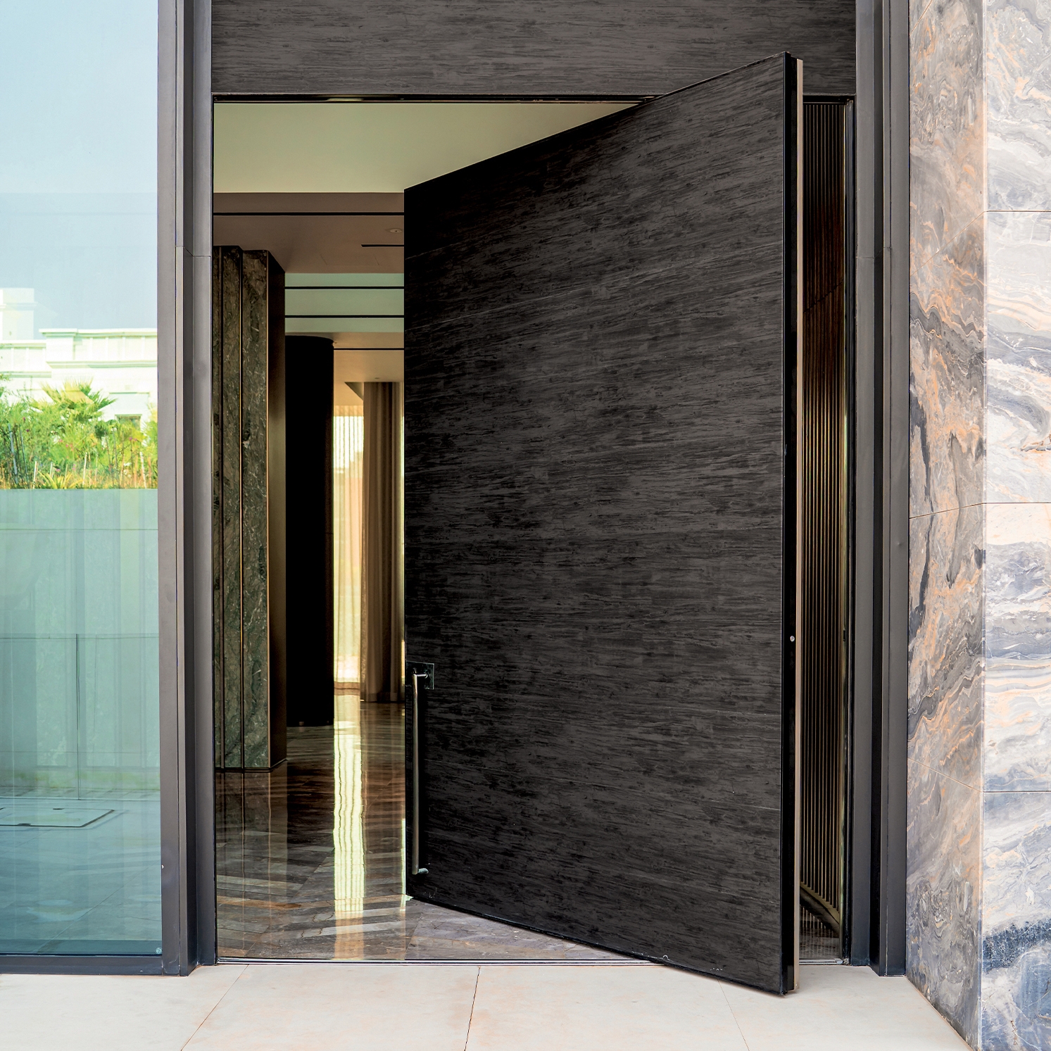 Display product Synua | The safety door for large dimensions, with vertical pivot operation and installation coplanar with the wall. from manufacturer Oikos Venezia – Architetture d’ingresso